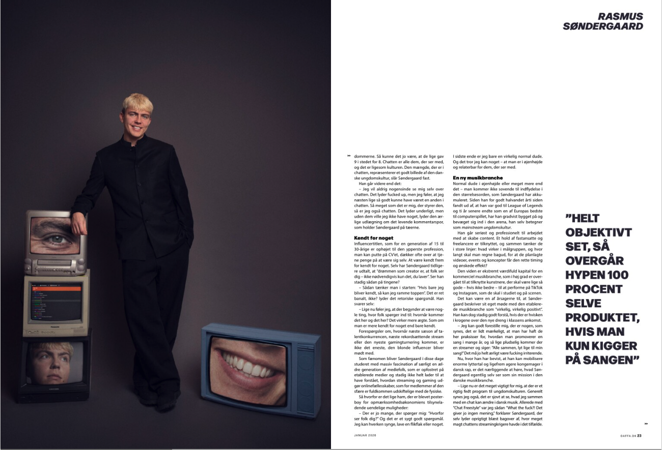 Rasmus Søndergaard leaning on a vintage computer monitor displaying an eye, another monitor shows a close-up of a smiling mouth, and a third monitor shows a close-up of an eye. Gaffa, Med chatten i ryggen kan alt lade sig gøre