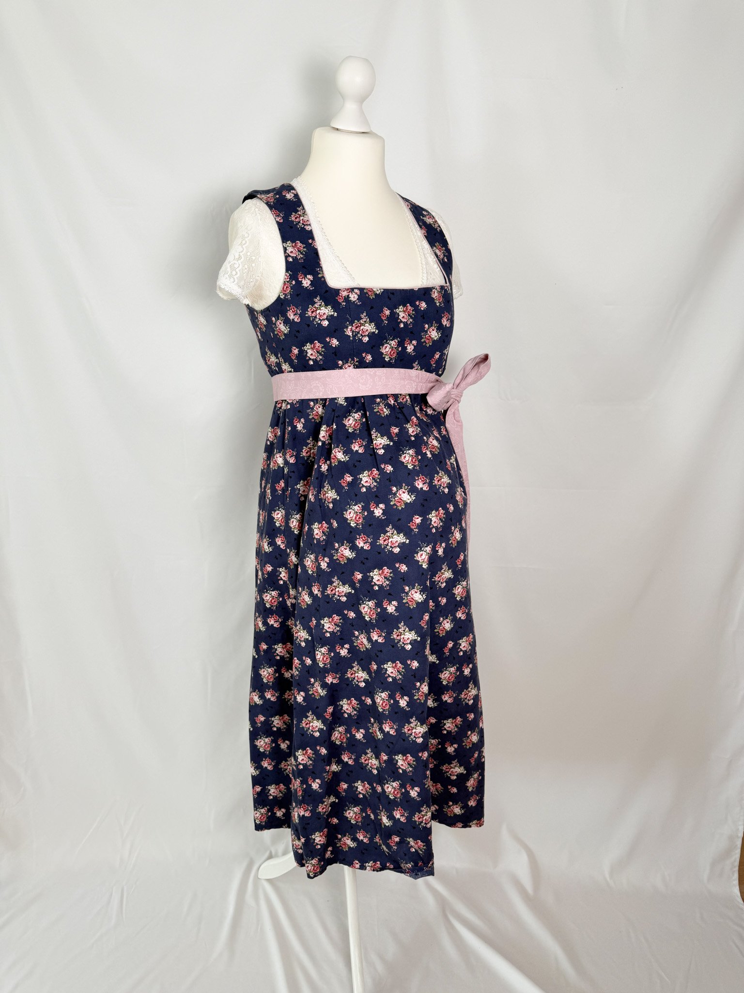 dunkelblau rosa Blumen (1).jpg