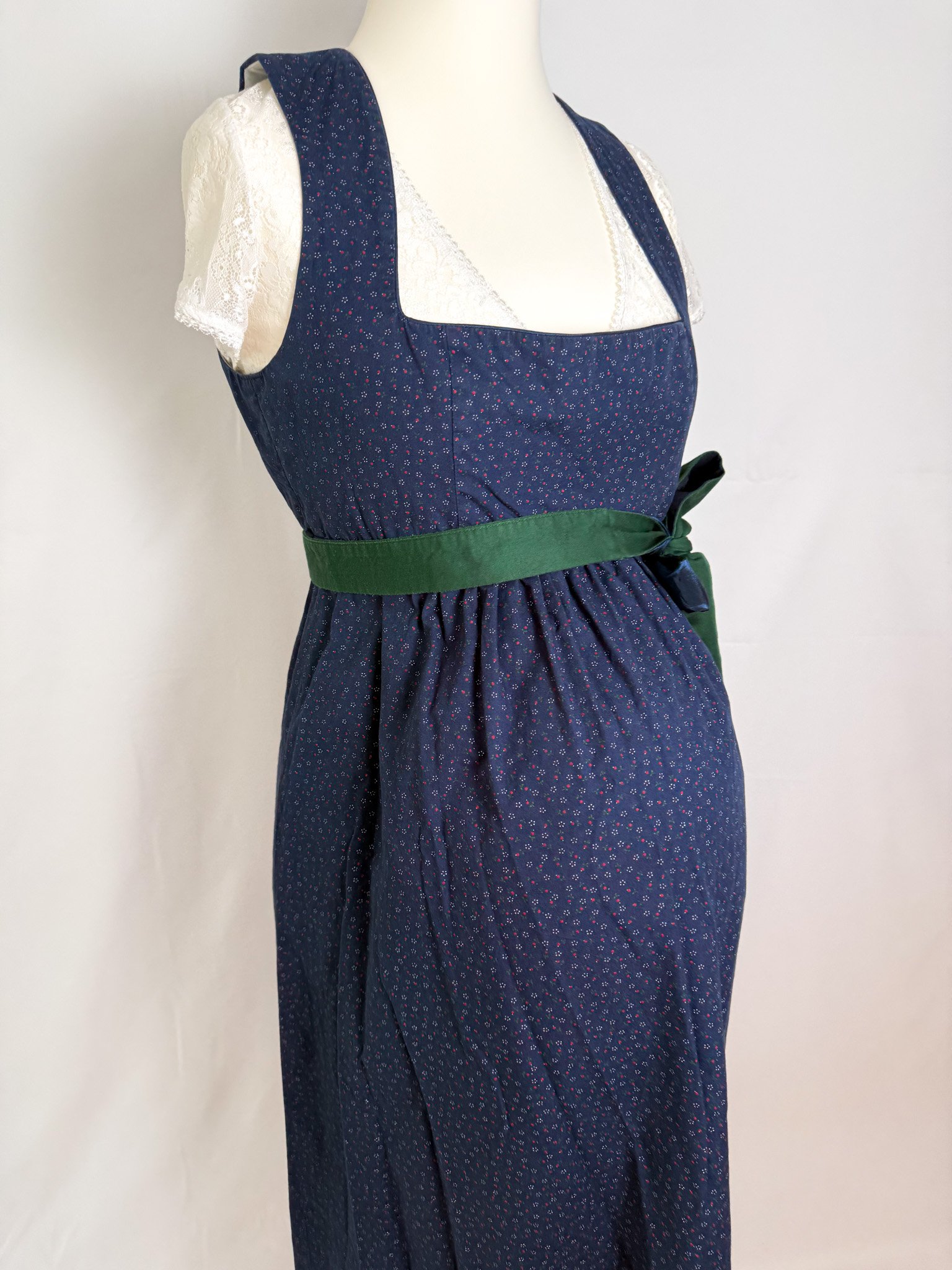 dunkelblau geblümt (4).jpg