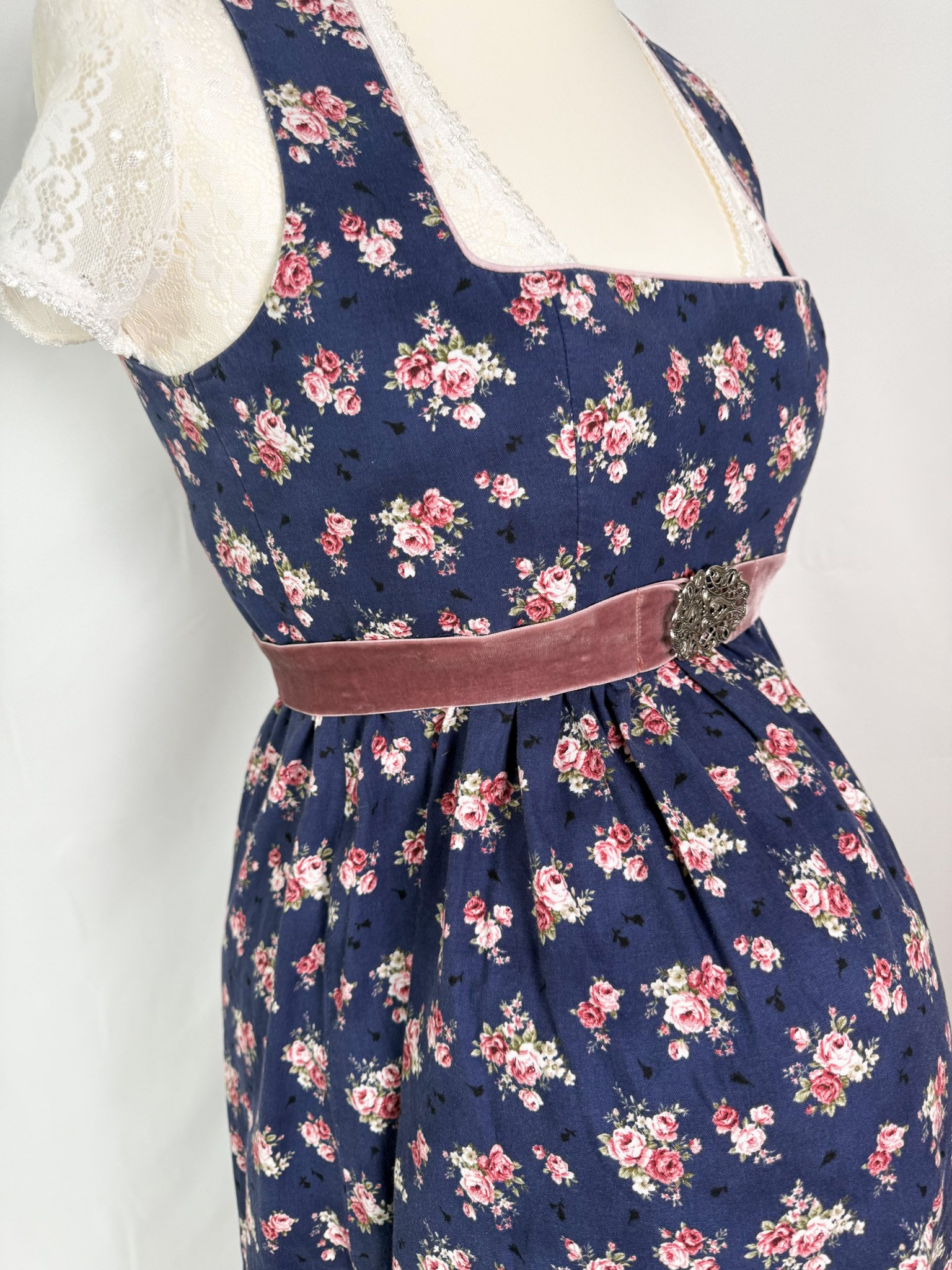 dunkelblau rosa Blumen (5).jpg