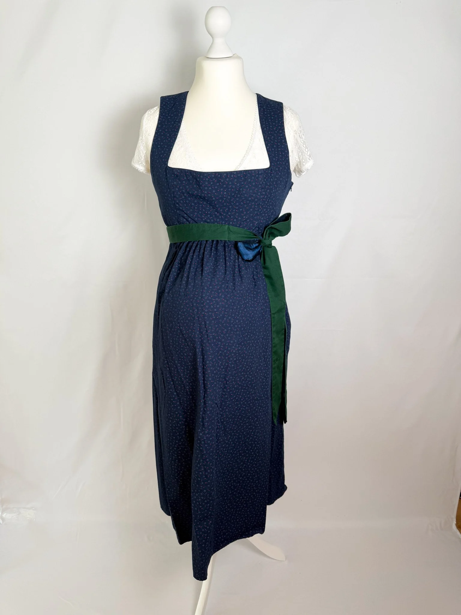 dunkelblau geblümt (2).jpg