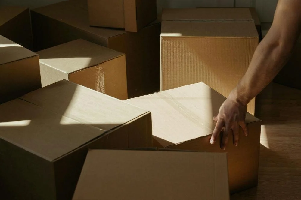 https://www.pexels.com/photo/person-holding-brown-cardboard-box-4568696/
