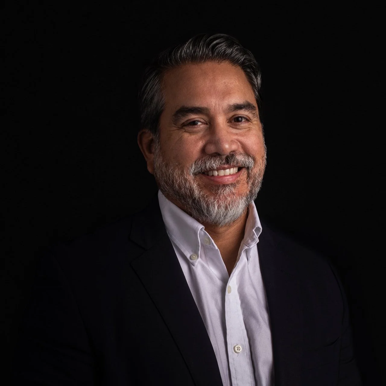 roberto headshot.jpg