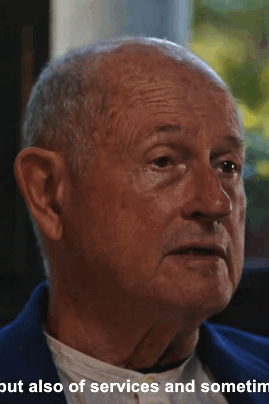 Ritratto di un uomo anziano con capelli rasati, sfondo naturale, abbigliamento casual, espressione seria.