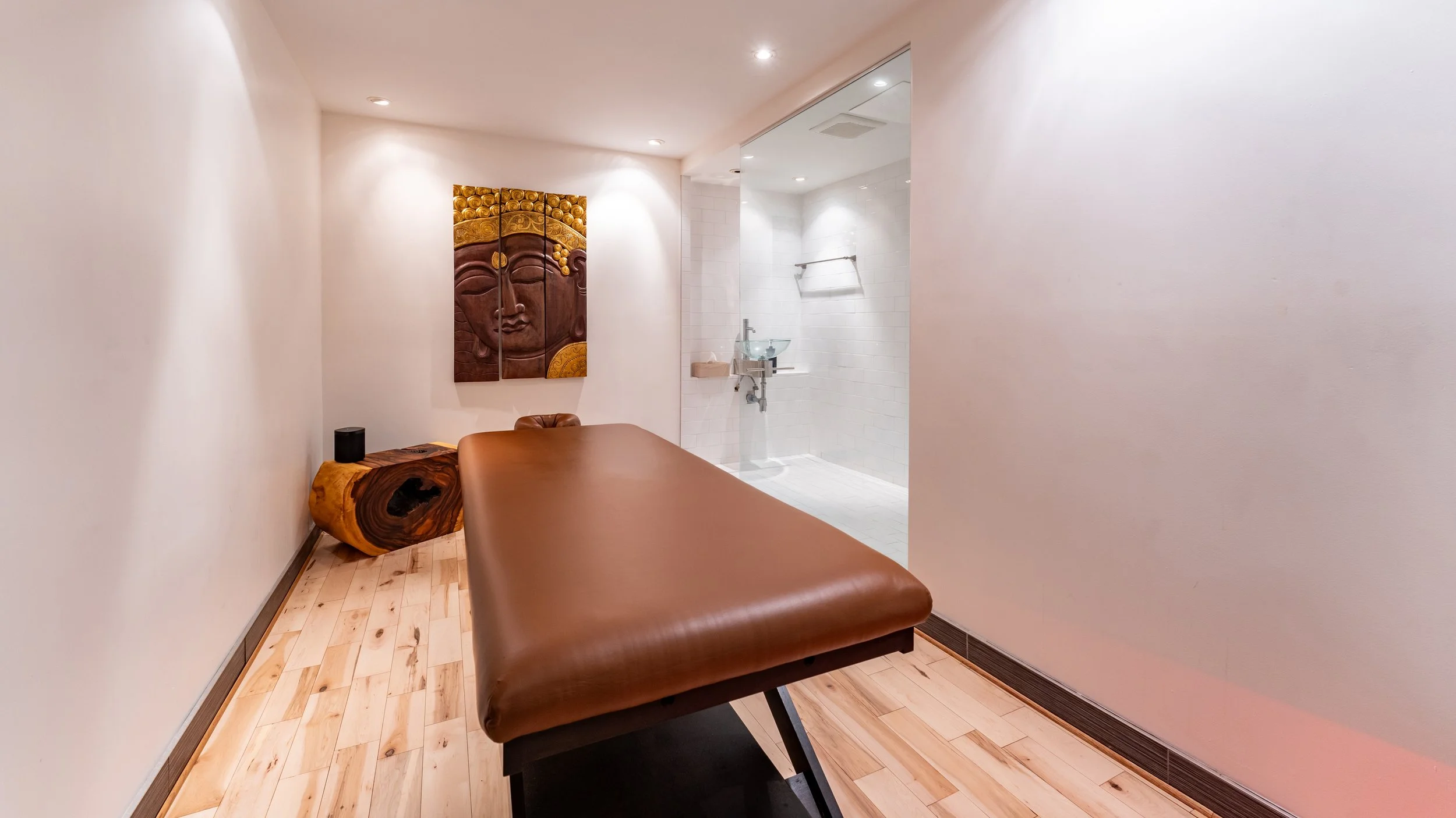 Massage Room at Vibrations Om - Décarie
