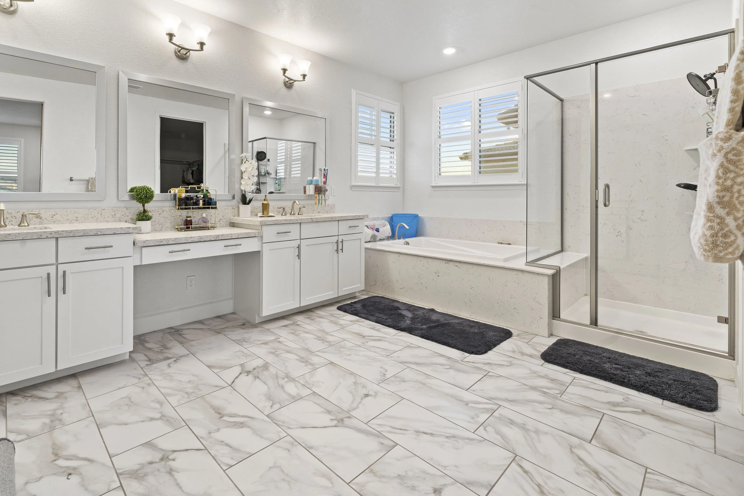 Primary Bathroom (1).jpg