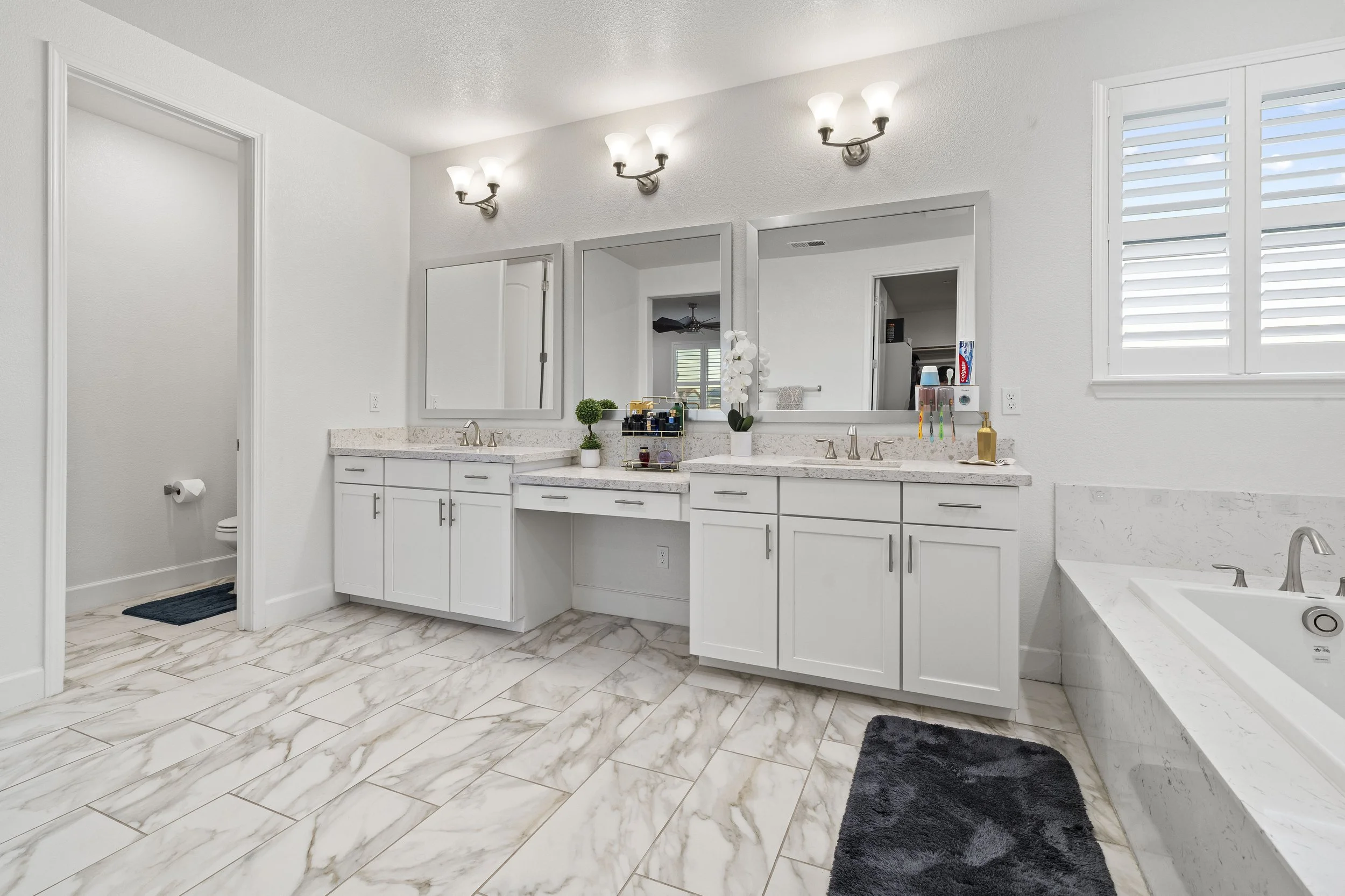 Primary Bathroom (2).jpg