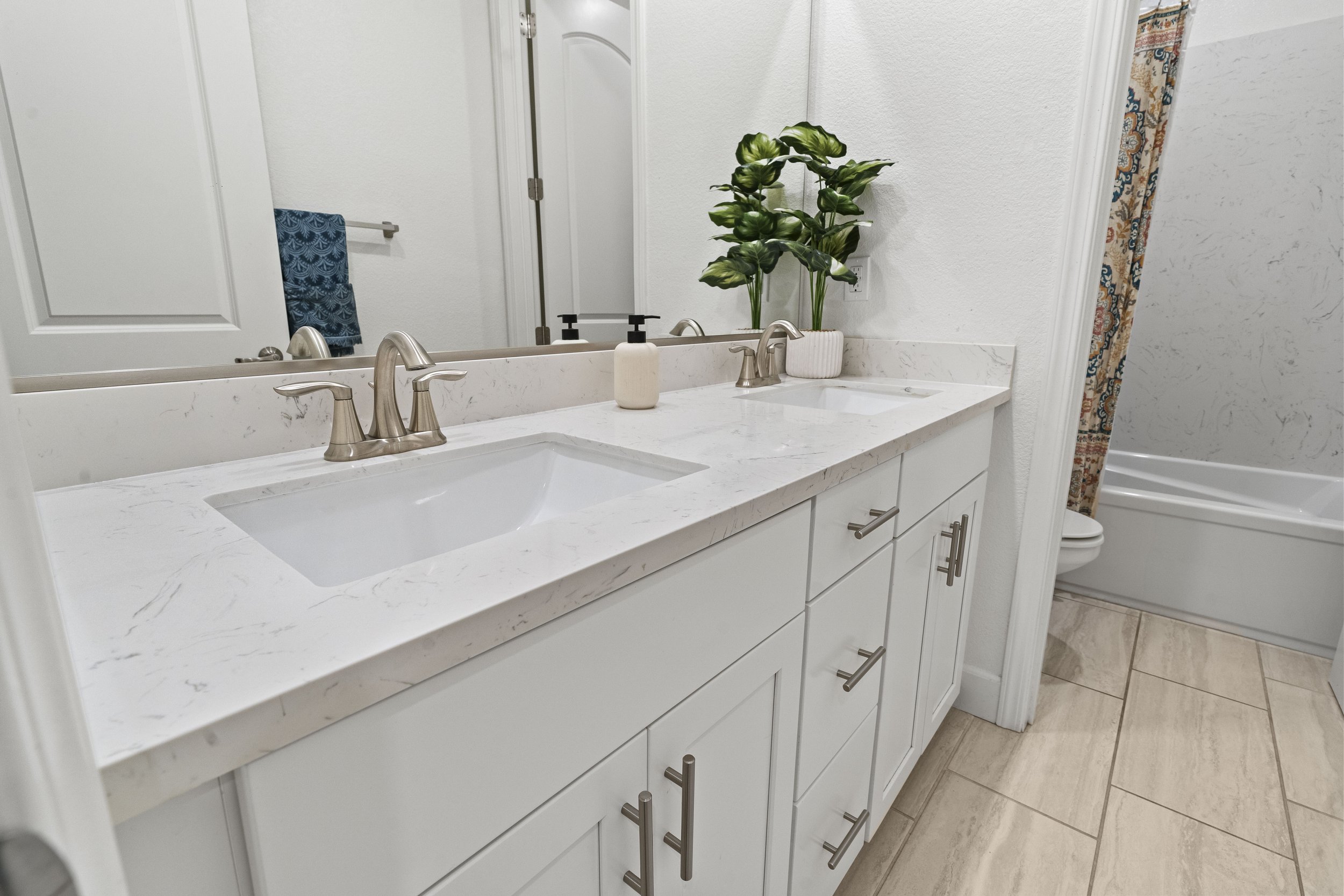 Secondary Bathroom (2).jpg