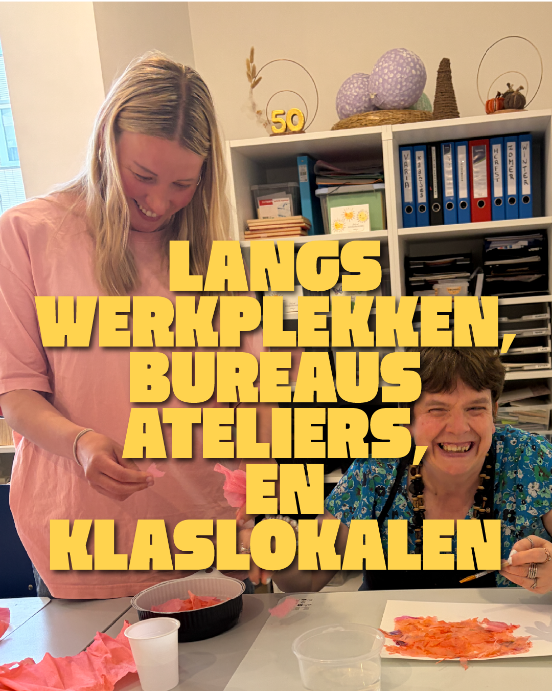 langs werkplekken, bureaus, ateliers en klaslokalen.png