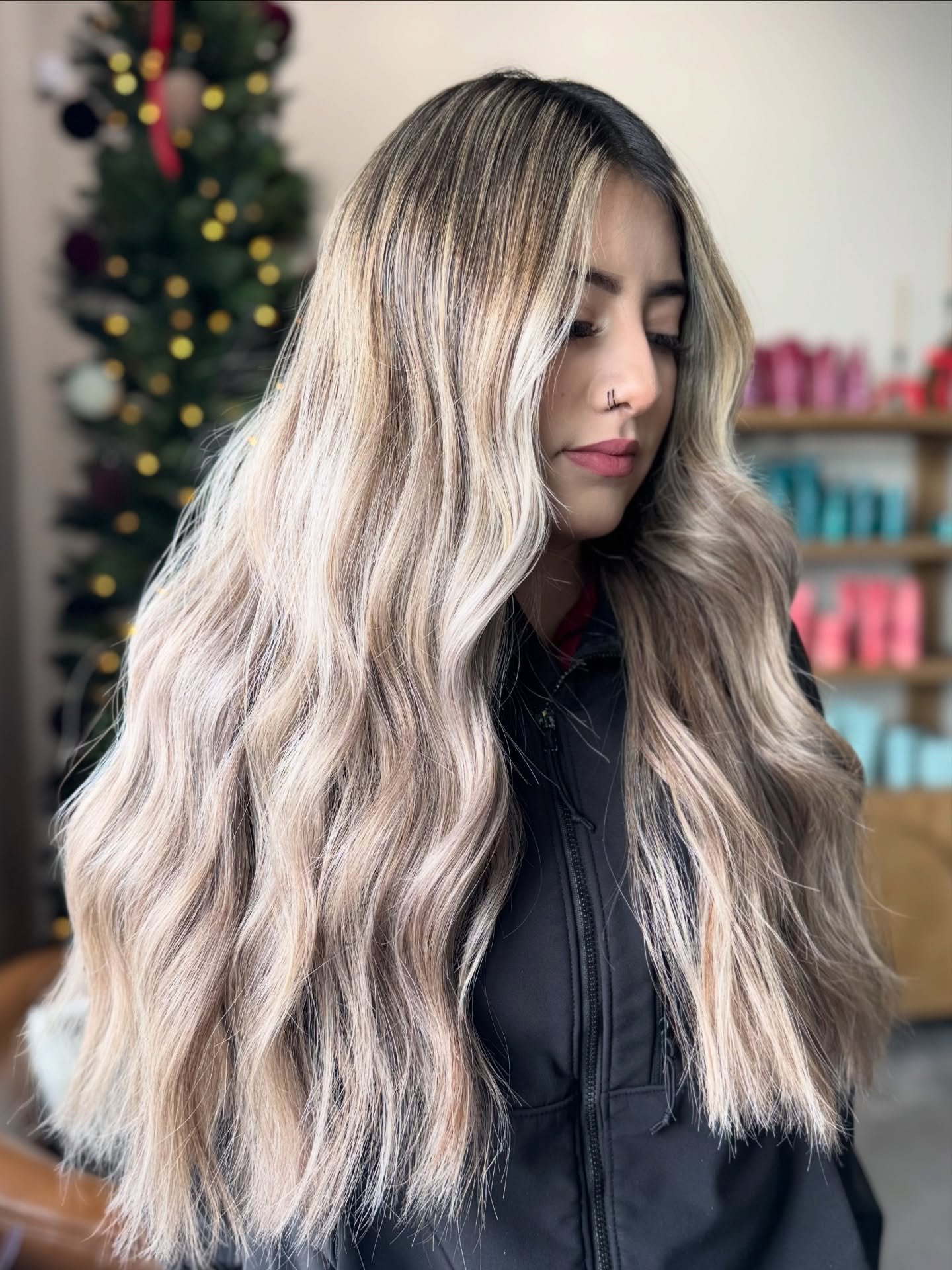 Are you maintaining your blonde with regular glosses?✨

These highlights were done 8 weeks ago and @kenna.does.hair refreshed her tone with a gloss and it&rsquo;s perfect again! 😍

#aveda #avedacolor #madebymaude #greeley #colorado #coloradosalon