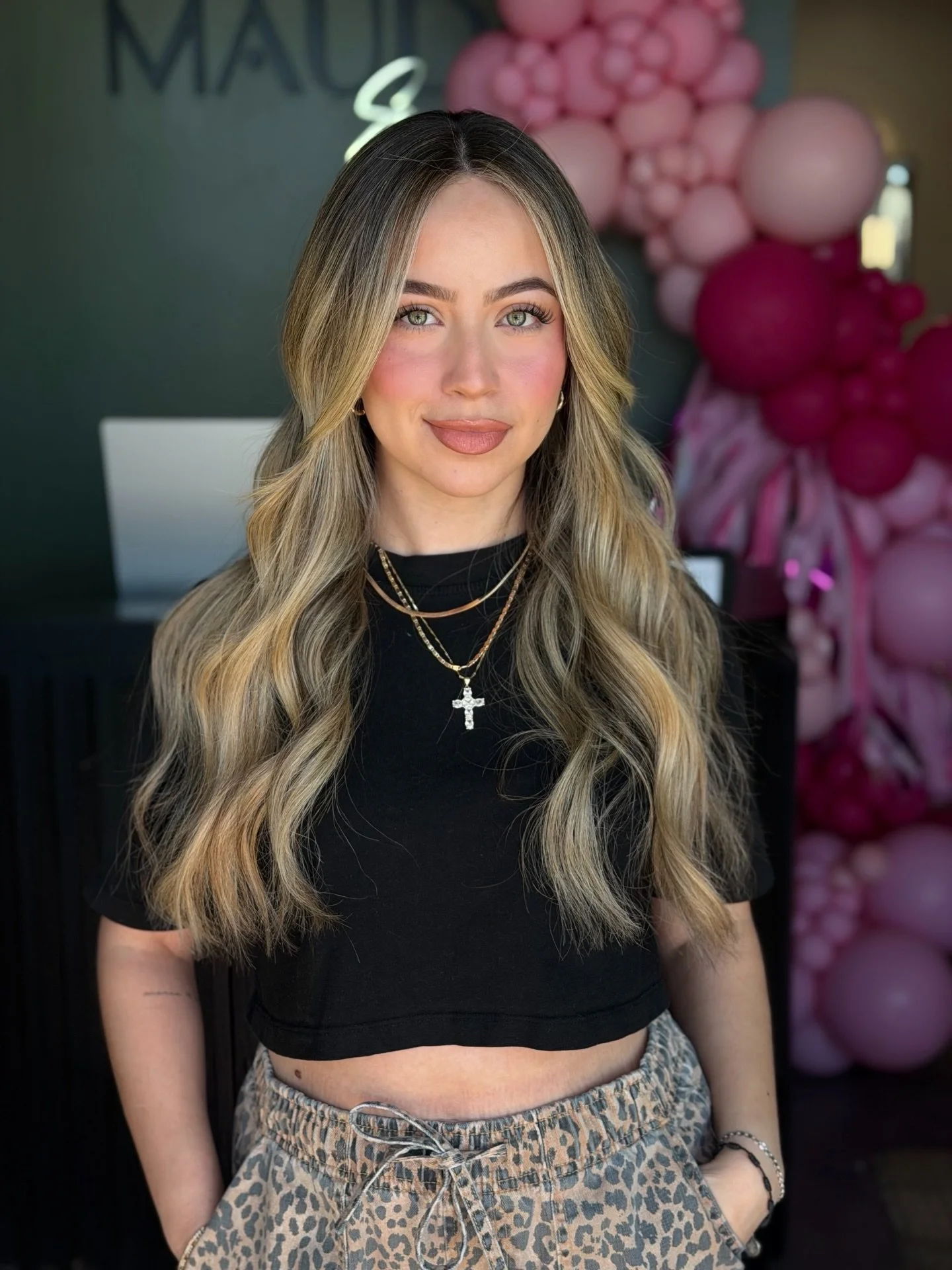 80 degrees in March means blonding season is starting a bit early&hellip; 👀

@ssglamorousevents with the cutest balloons ever for our one year event 🎈💞 thank you so much! 

Cut &amp; Color by @beautybykeeks_ 
Assisted by @melaniexbeauty_ 

#salon 