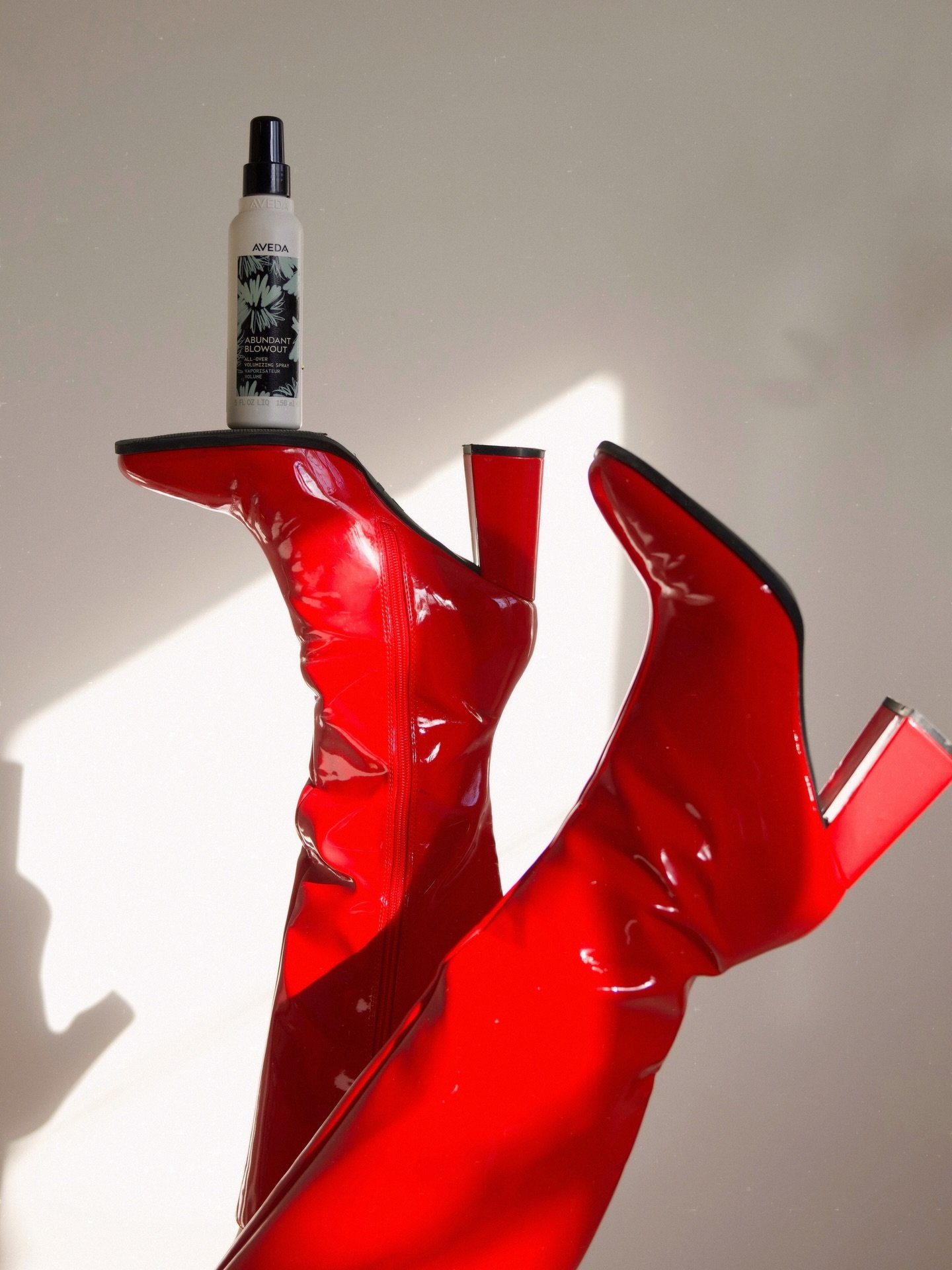 The product behind all of the voluminous blowouts at MAUDE ✨

 @aveda Abundant Blowout All-Over Volumizing Spray 💋

📸 @melissavillalobosphotography 

#aveda #avedaproducts #coloradosalon