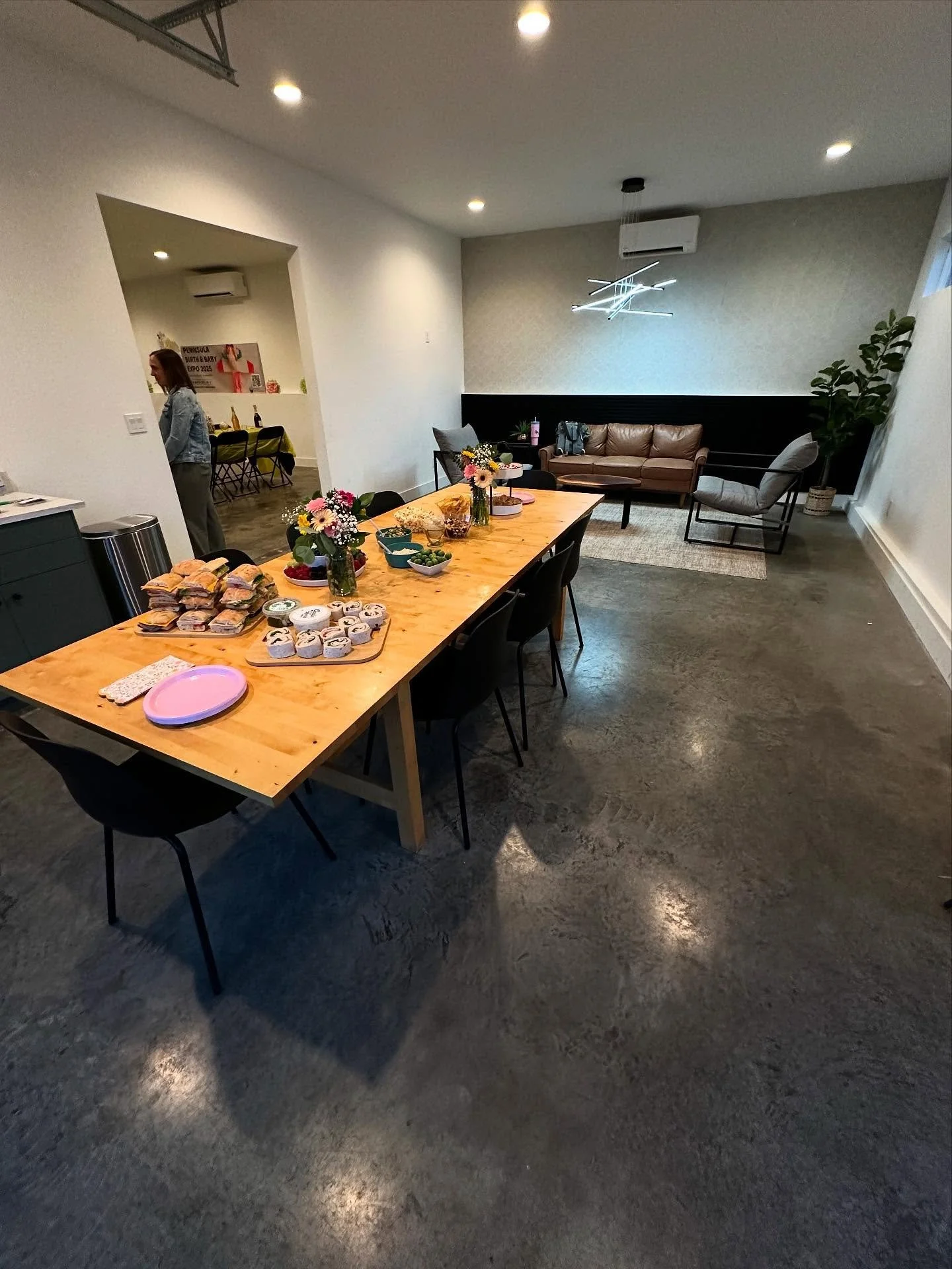 Not just a lounge area&hellip; but the perfect welcoming spot for your event!

With every rental you get access to this area including a family style table, couch sitting area and bar top to setup&hellip;

🍹buffet table or drink station
💐cozy gift 
