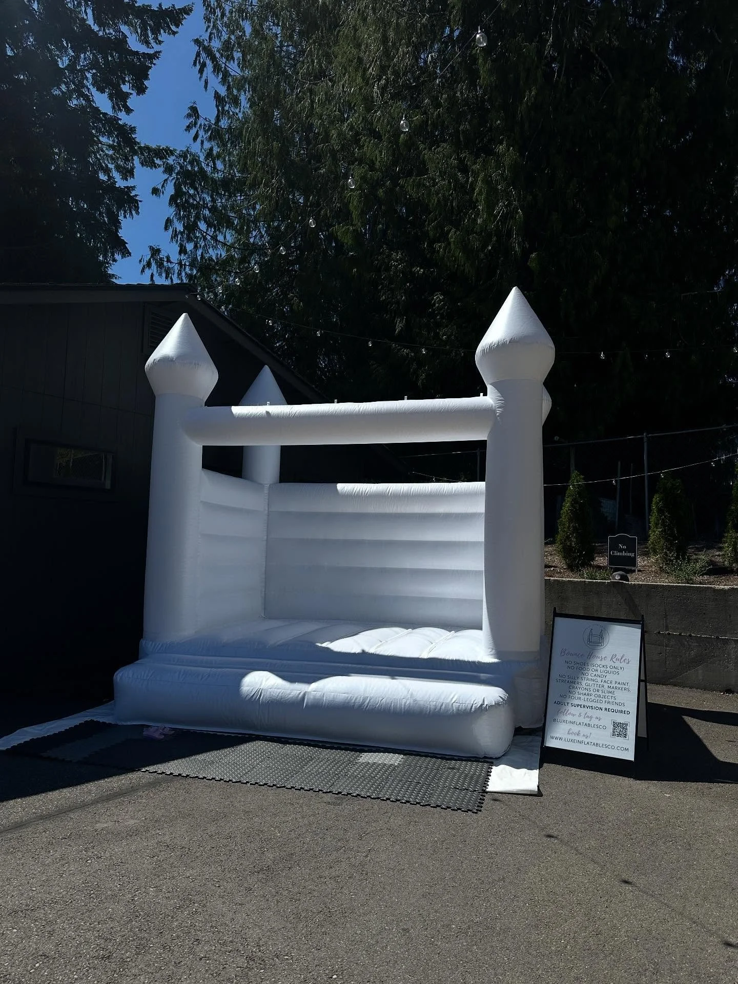 Holding onto that last little bit of summer and helping people celebrate in style!

Did you know we have bounce houses for both indoors and outdoor?

Check out the options on our website