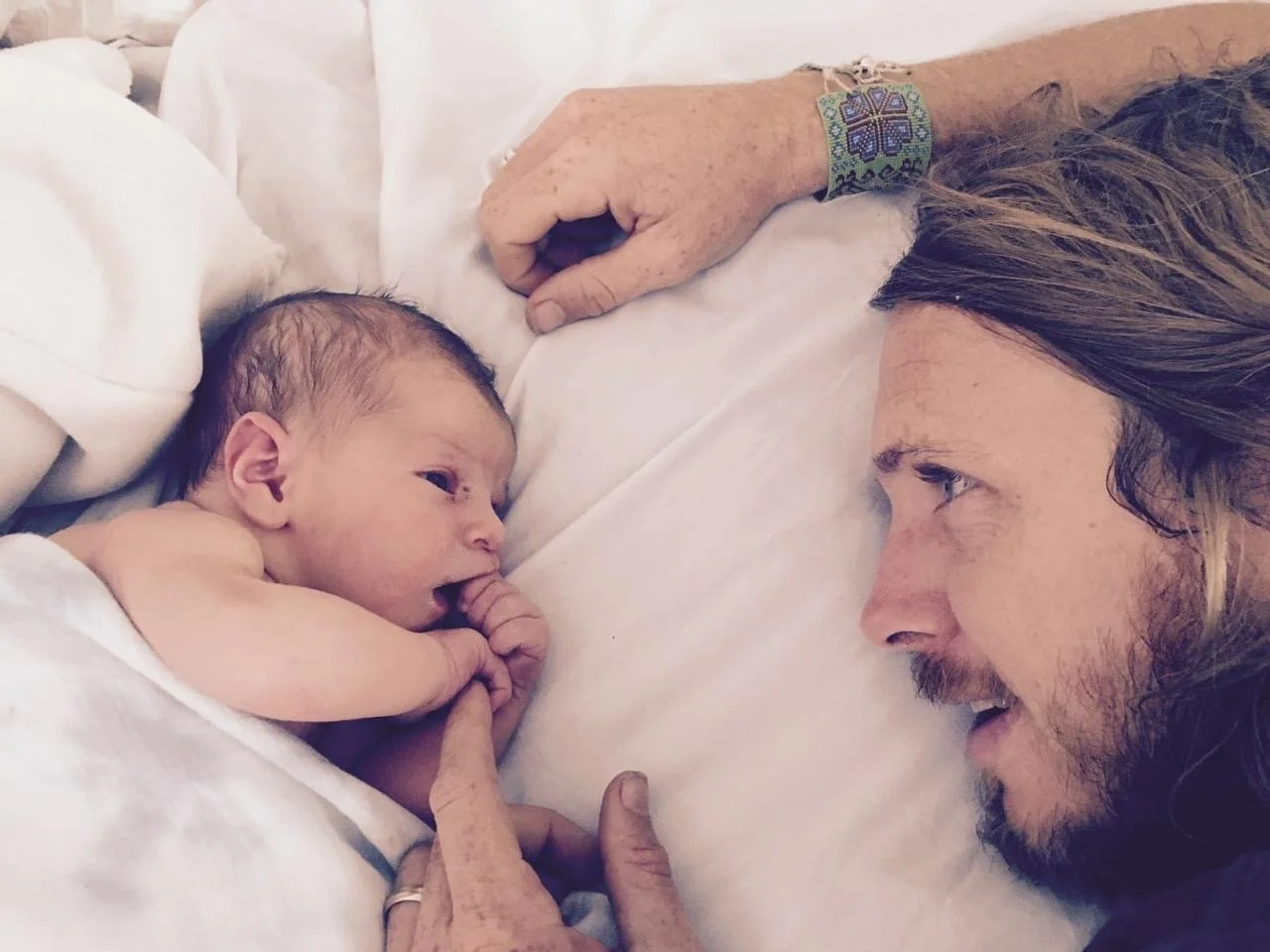 Un rappel en ce jour de la fête des pères: la naissance ne fait pas qu’accueillir un enfant. Elle fait naître aussi tous ceux qui l’aimeront.
