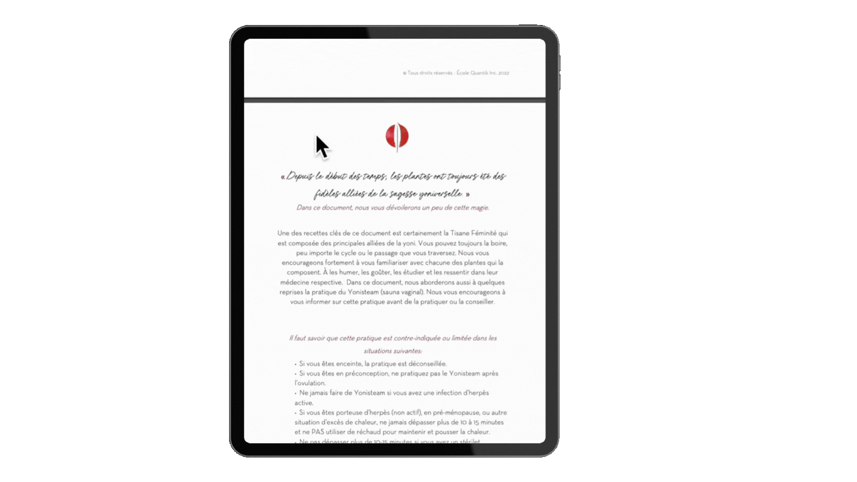 Une tablette avec un document écrit en français sur un fond vert.