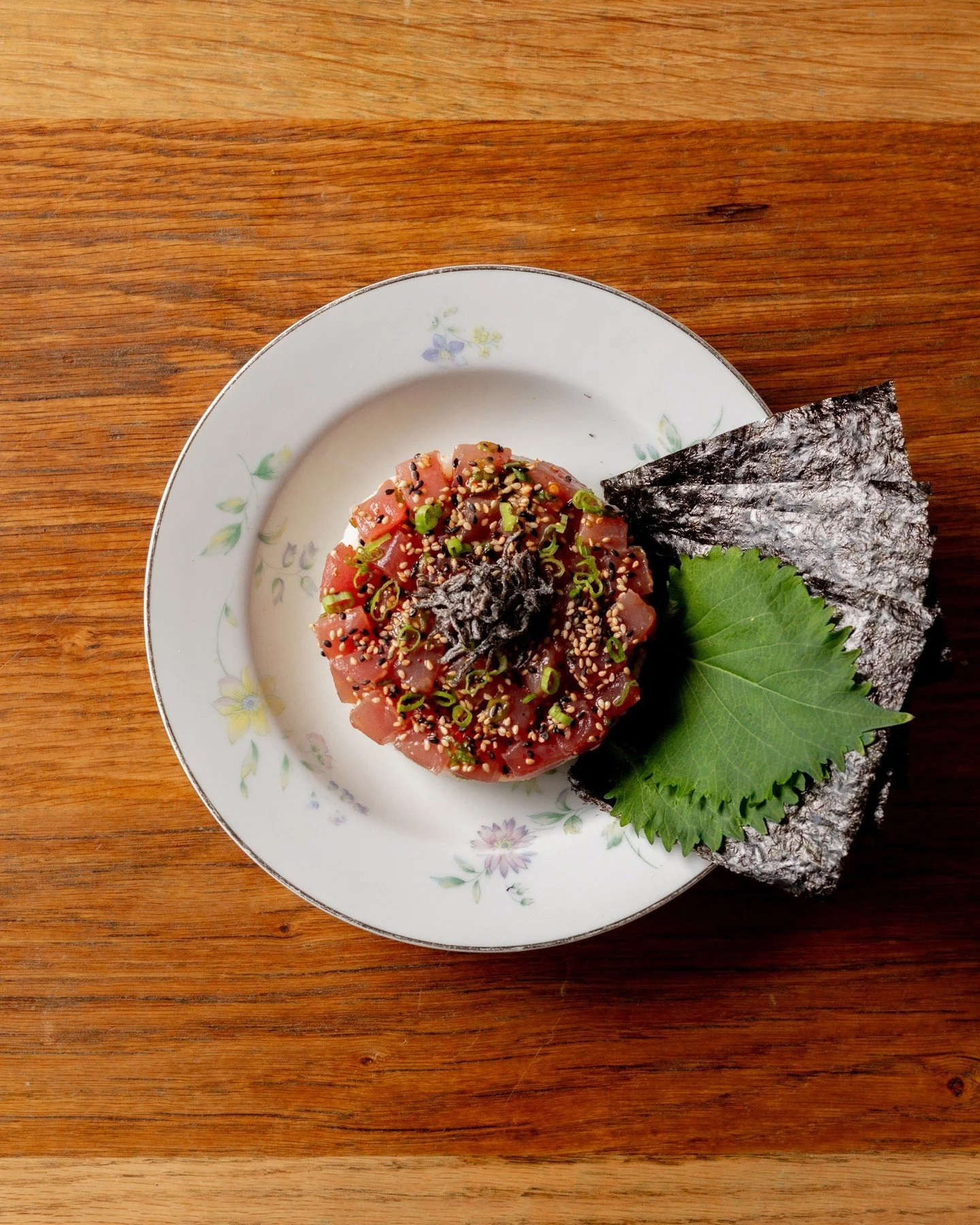 She&rsquo;s raw, she&rsquo;s bold, she&rsquo;s everything you need tonight. 💥 

TUNA TEMAKI // yuzu mae ploy, shio kombu, sesame.