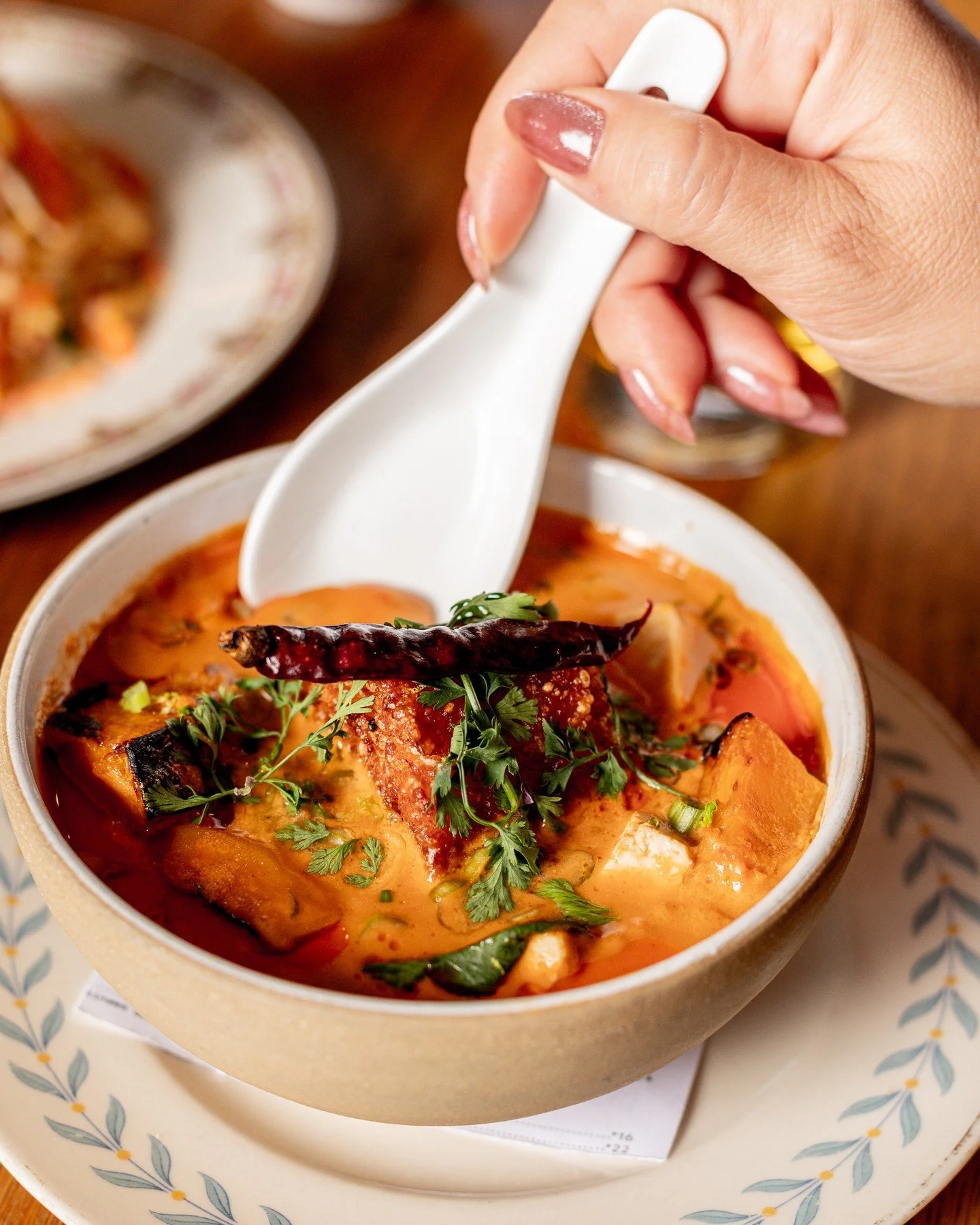 PSA: this is how you warm up properly.

RED CURRY COCONUT ONIGIRI // peas, honeynut squash + tofu.