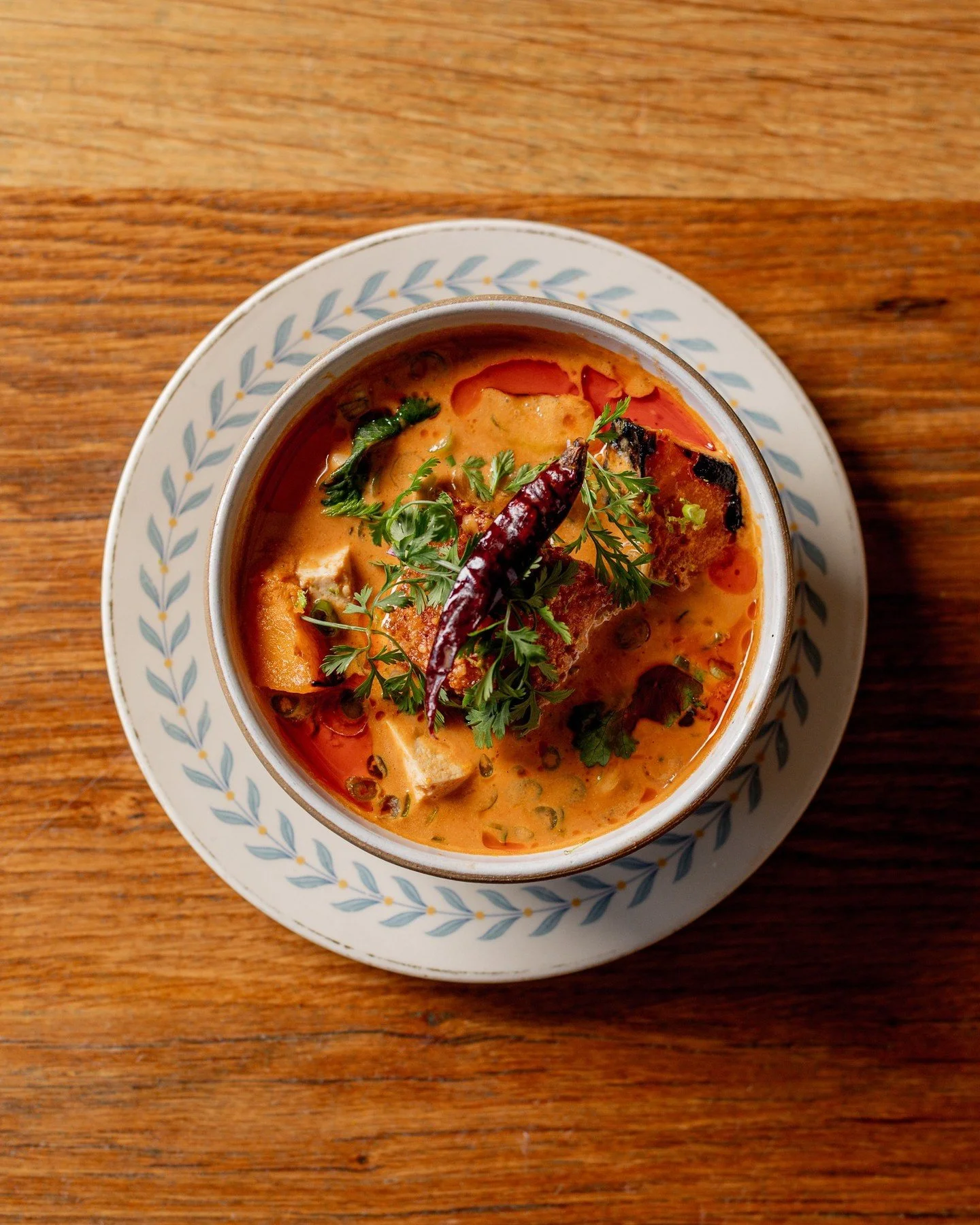 When the forecast says cold, we say curry. 🥶 

RED CURRY COCONUT ONIGIRI //zucchini + carrot,
tofu, coriander.