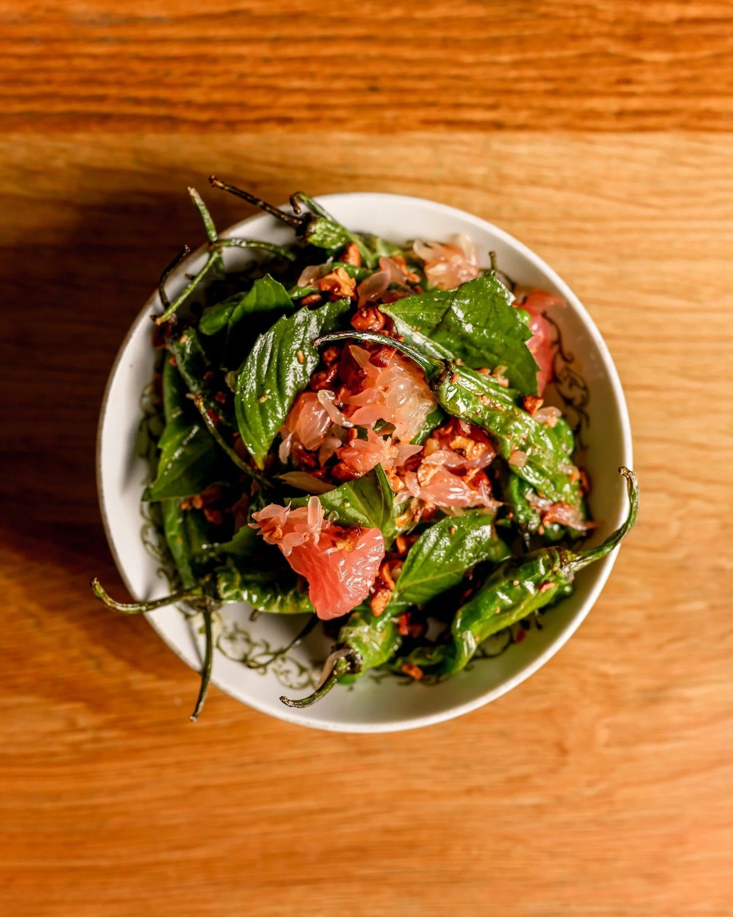 Sweet heat, bright citrus, easy Sunday energy.

💥 SHISHITOS + POMELO // sweet chili + cashews