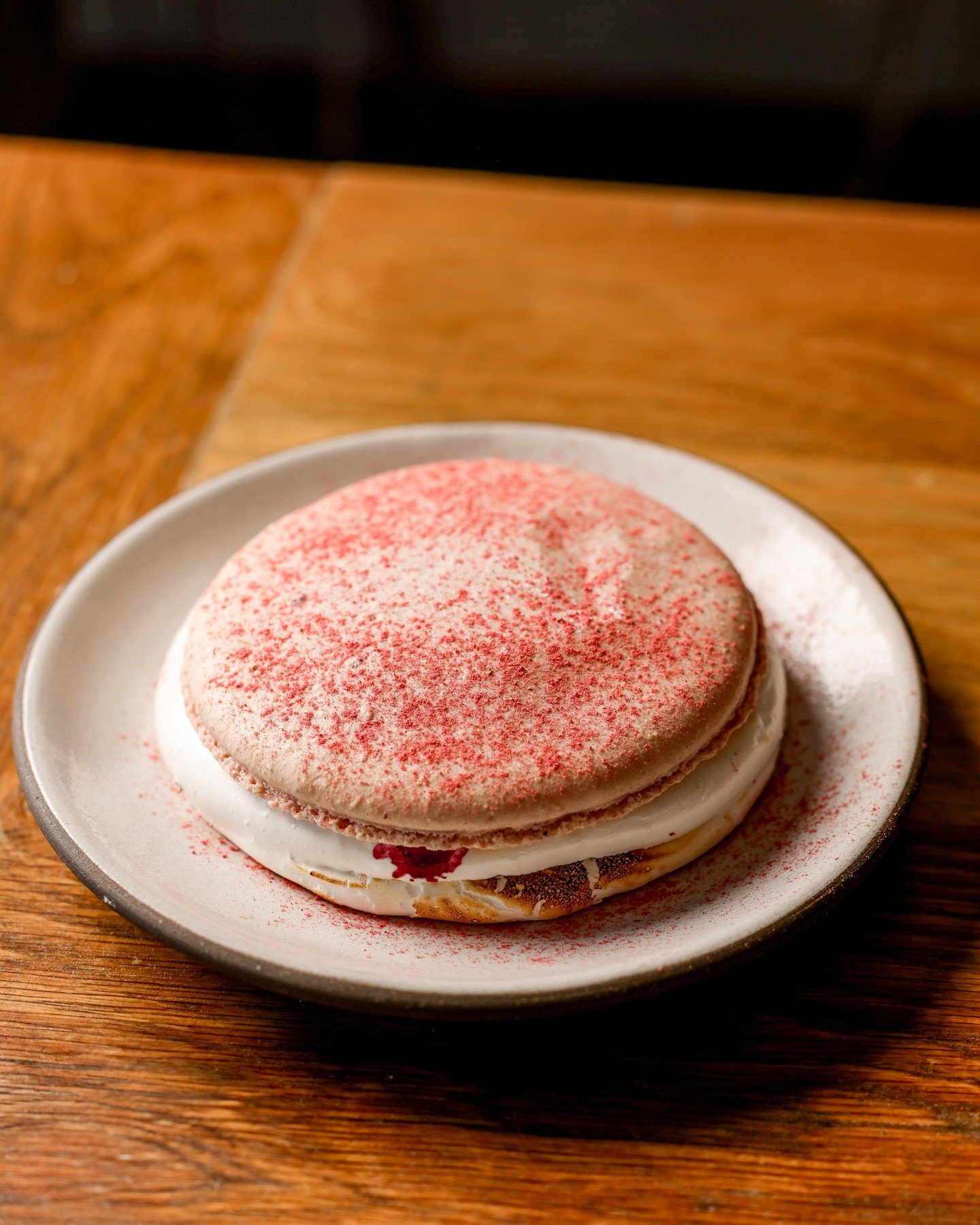 Just dropped: soft shell, bright bite, zero chill. 💥 

STRAWBERRY MACAROON // ginger, mixed berry compote.
