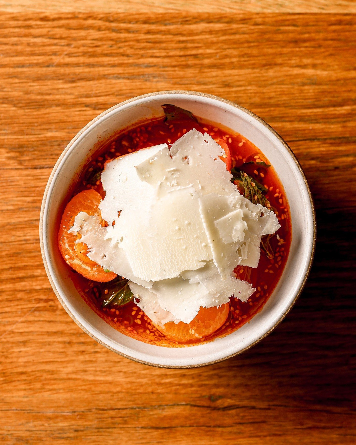 Winter fruit at its peak, lifted with sesame, pecorino, and just enough chogochujang to keep it interesting.

💥SESAME ORANGE SALAD // cara cara, mandarin, kumquat, chogochujang, pecorino.
