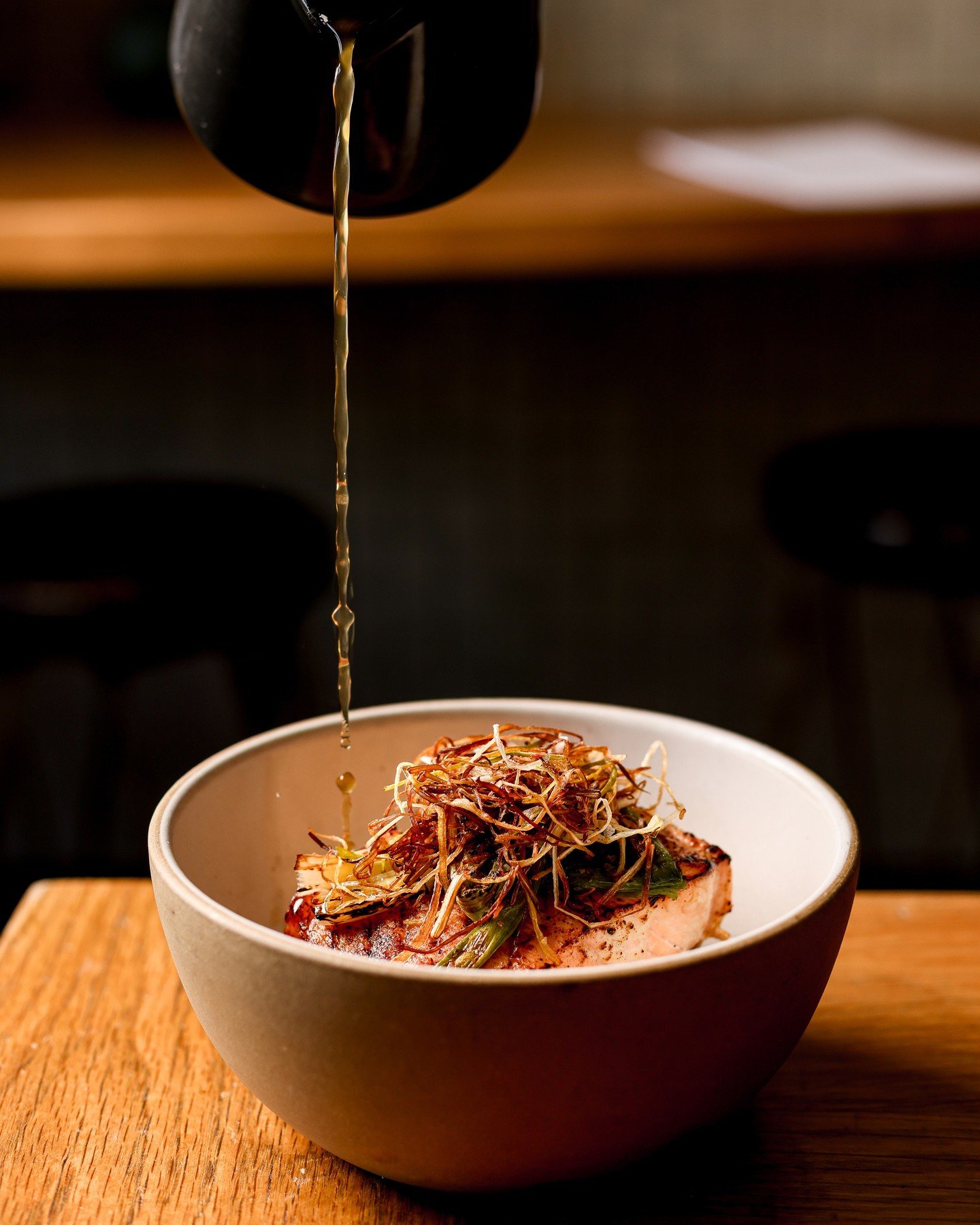 Pour the dashi. Watch it come alive. 💥 

MISO SALMON OCHAZUKE // yuzu-genmaicha dashi, green onion, sesame rice.