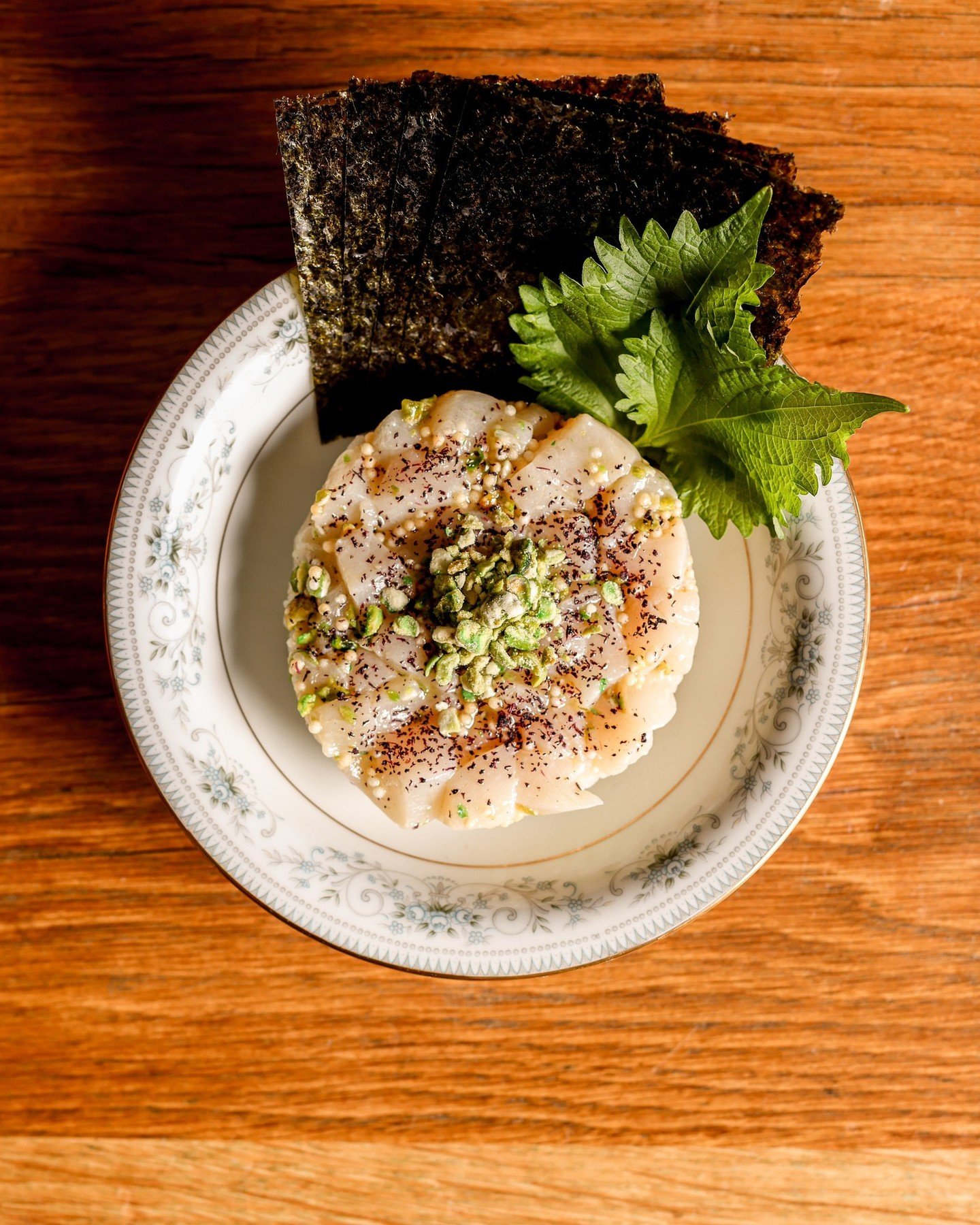 A little yuzu-lime heat, a little crunch, and you doing the rest.

💥 SCALLOP TEMAKI // yuzu-lime kosho + wasabi peas.