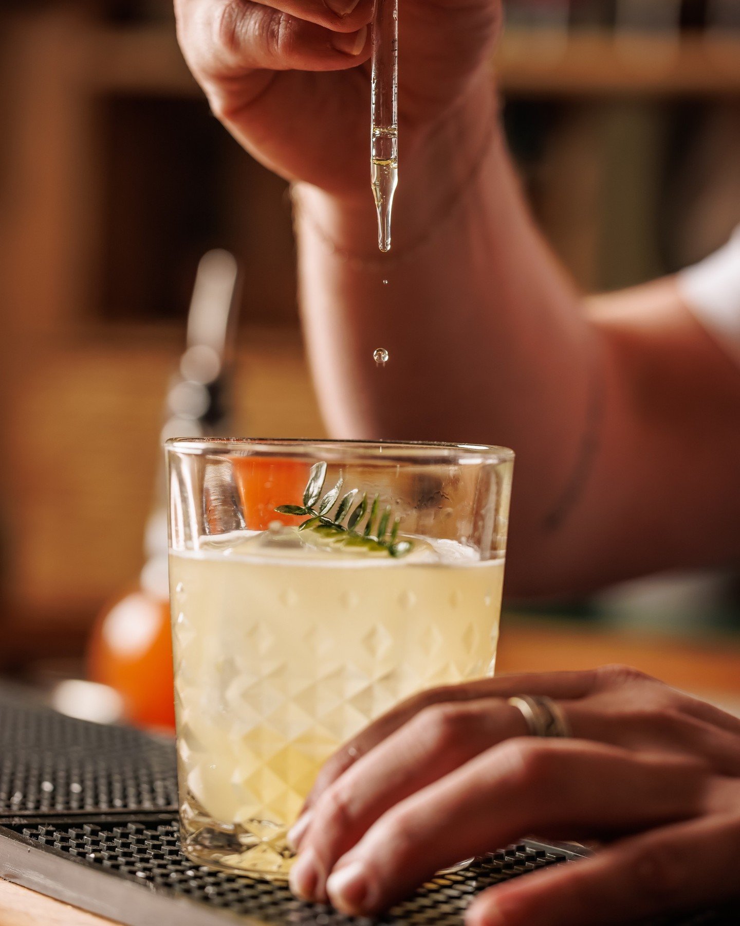 🚨 Alert the BINCHOTAN BABY. She made the trip from Denver. Smoky. Electric. A little dangerous.

💥 BINCHOTAN BABY //mezcal, imo shochu, sesame, grapefruit, szechuan peppercorn