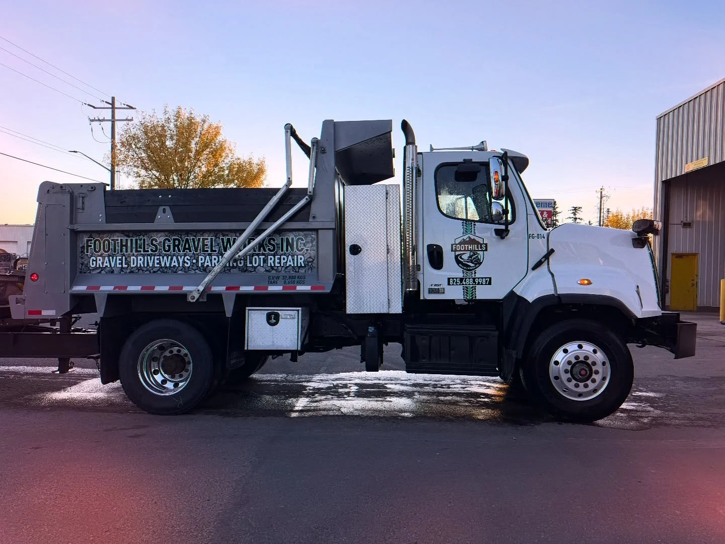 Clean trucks, fresh week! 🚛✨ The Foothills Gravel Works crew is ready to hit the road for another round of driveway repairs and maintenance. Keep an eye out for us around the community!

#yycbusiness #yyc #alberta #drivewayrepair