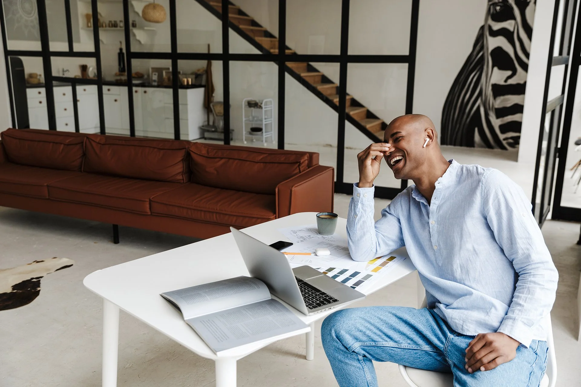 Mental health professional in a virtual consultation setting
