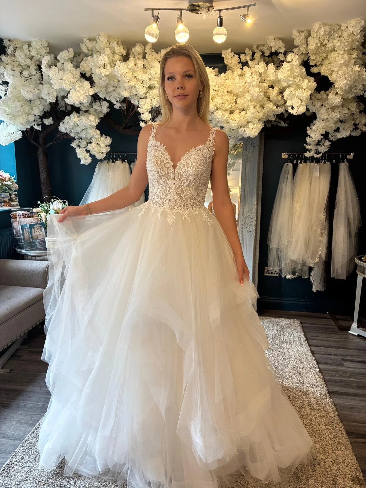 Atlanta Size 6 £1699
Free Alterations & Accessories of £349