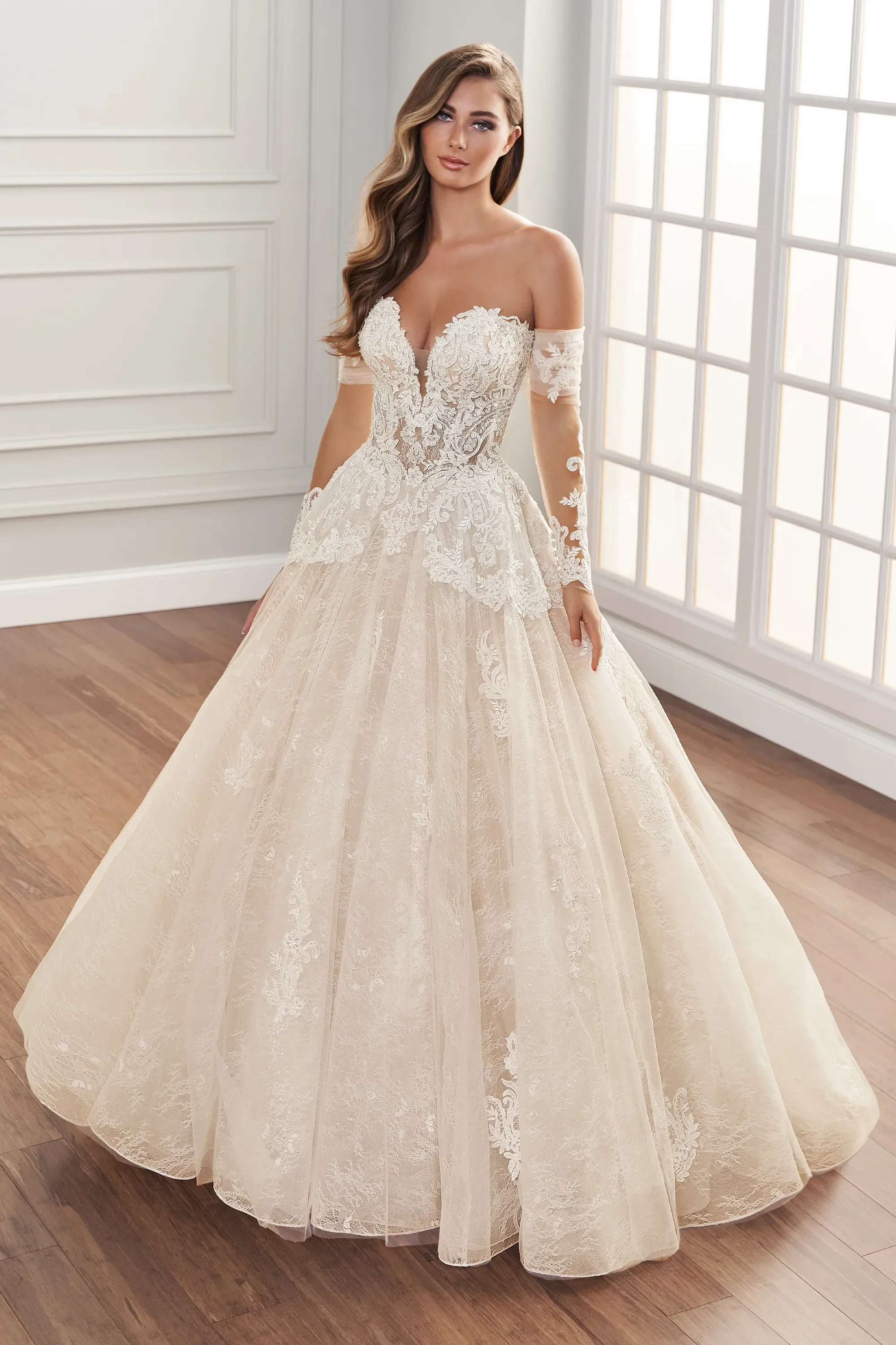 Anya size 6 £1499
Free Alterations & /Accessories of £299