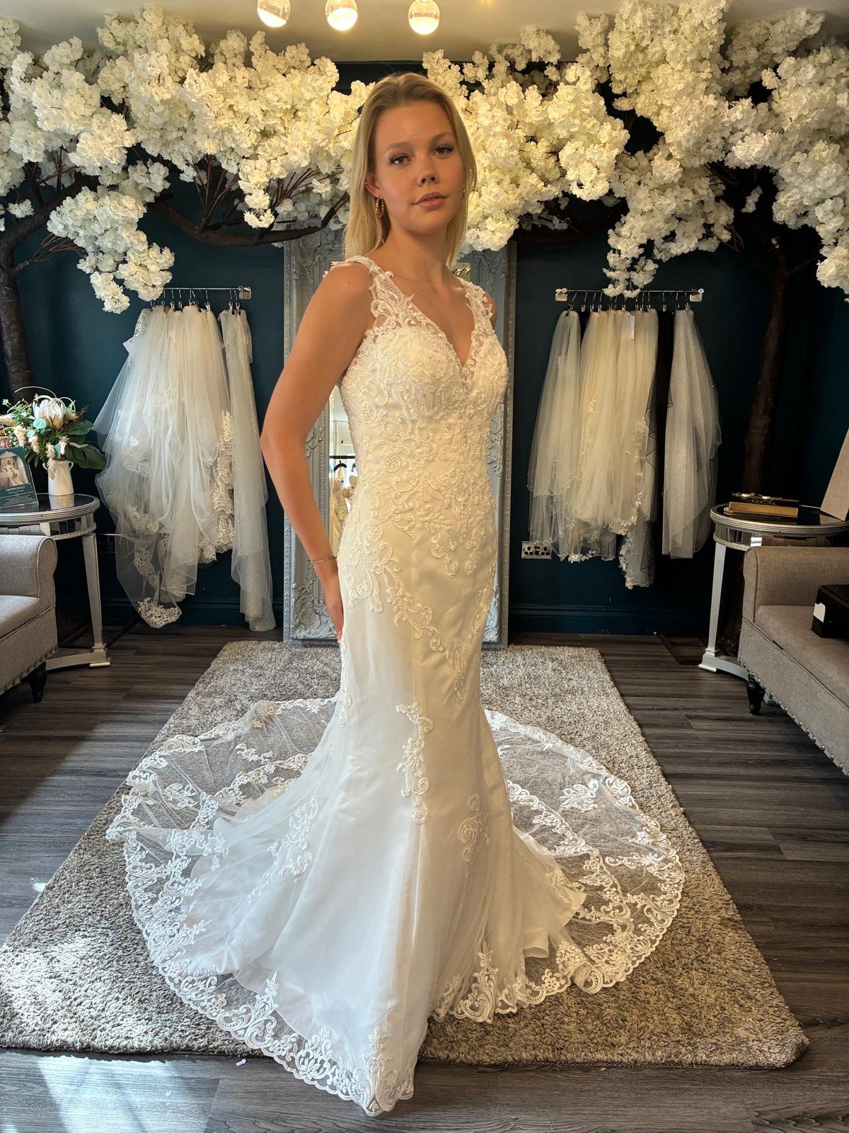 Athens Size 10 £999
Free Alterations & Accessories of £199