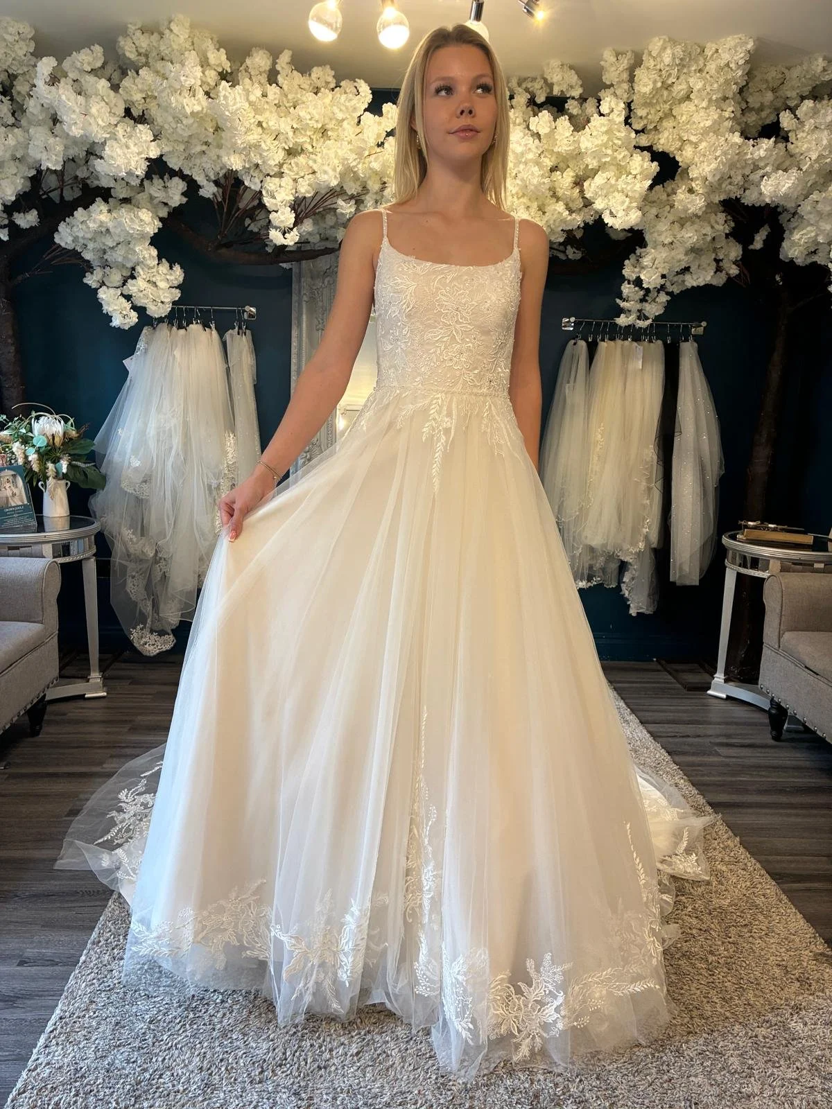 Neve Size 12 £1599
Free Alterations & Accessories of £329