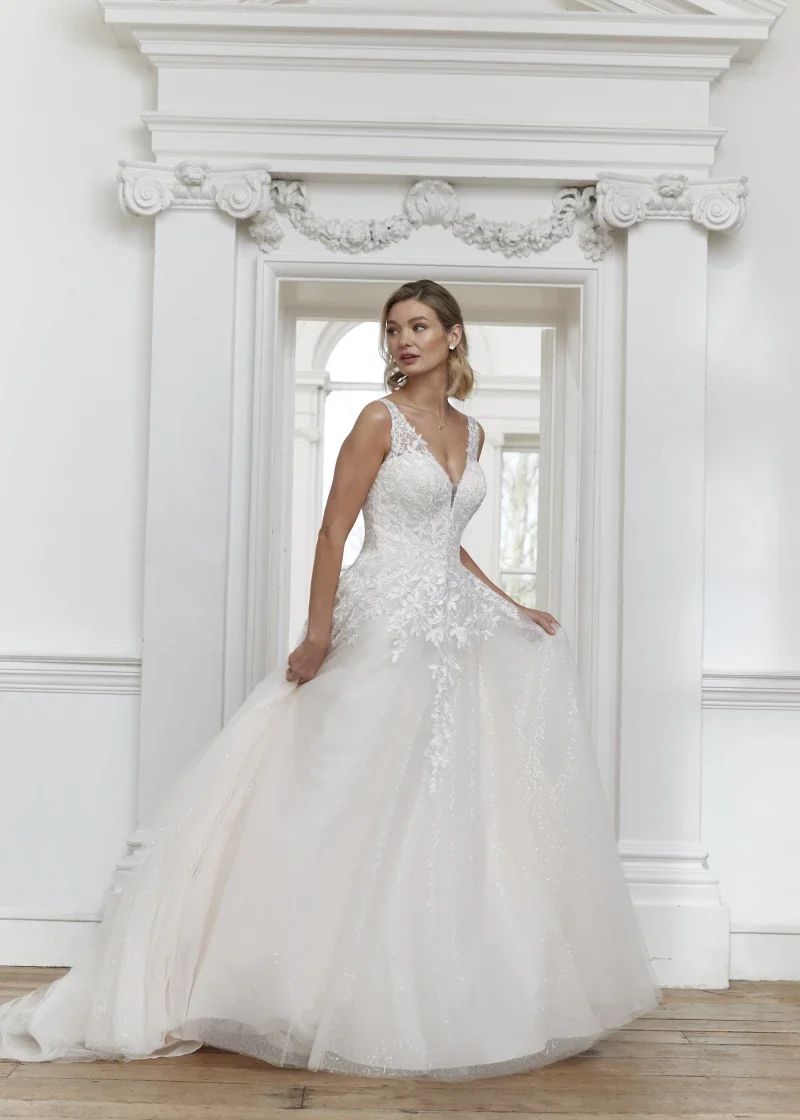 Larina size 8 £1599
Free Alterations & /Accessories of £329