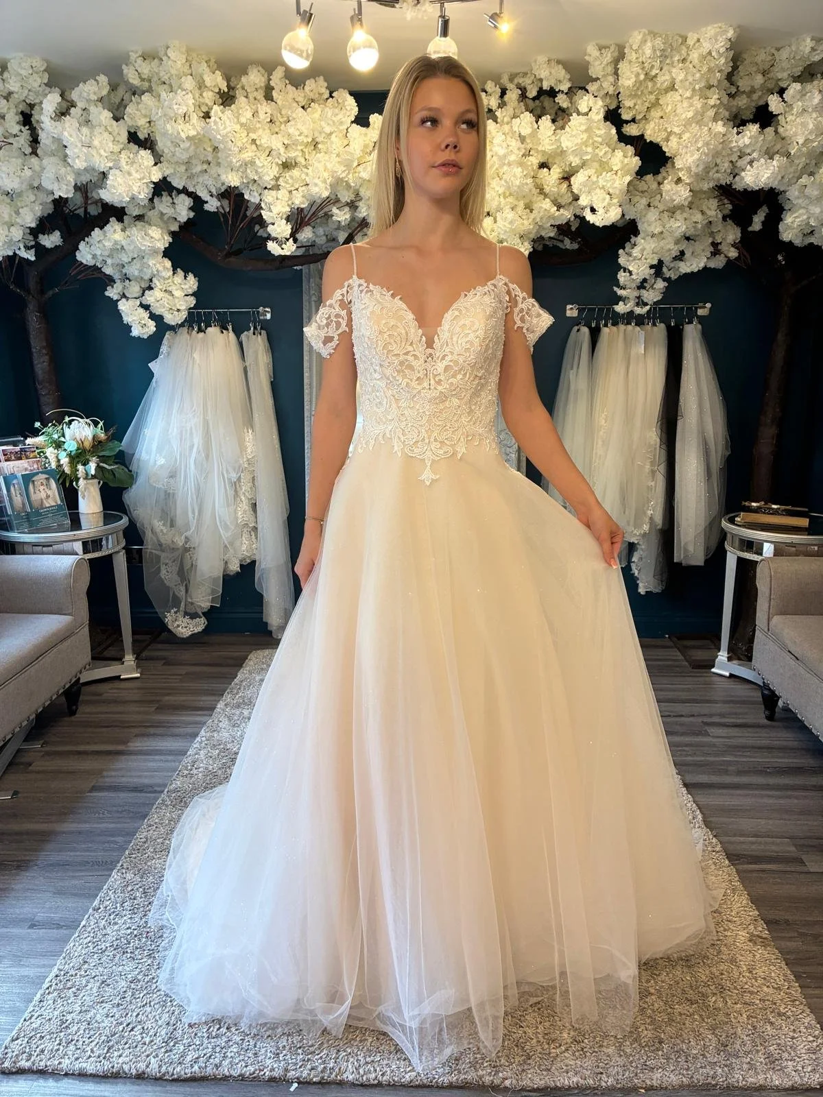 Alina Size 12 £1599
Free Alterations & Accessories of £329
