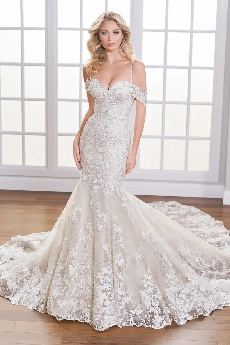 Gena size 12 £899
Free Alterations & /Accessories of £189