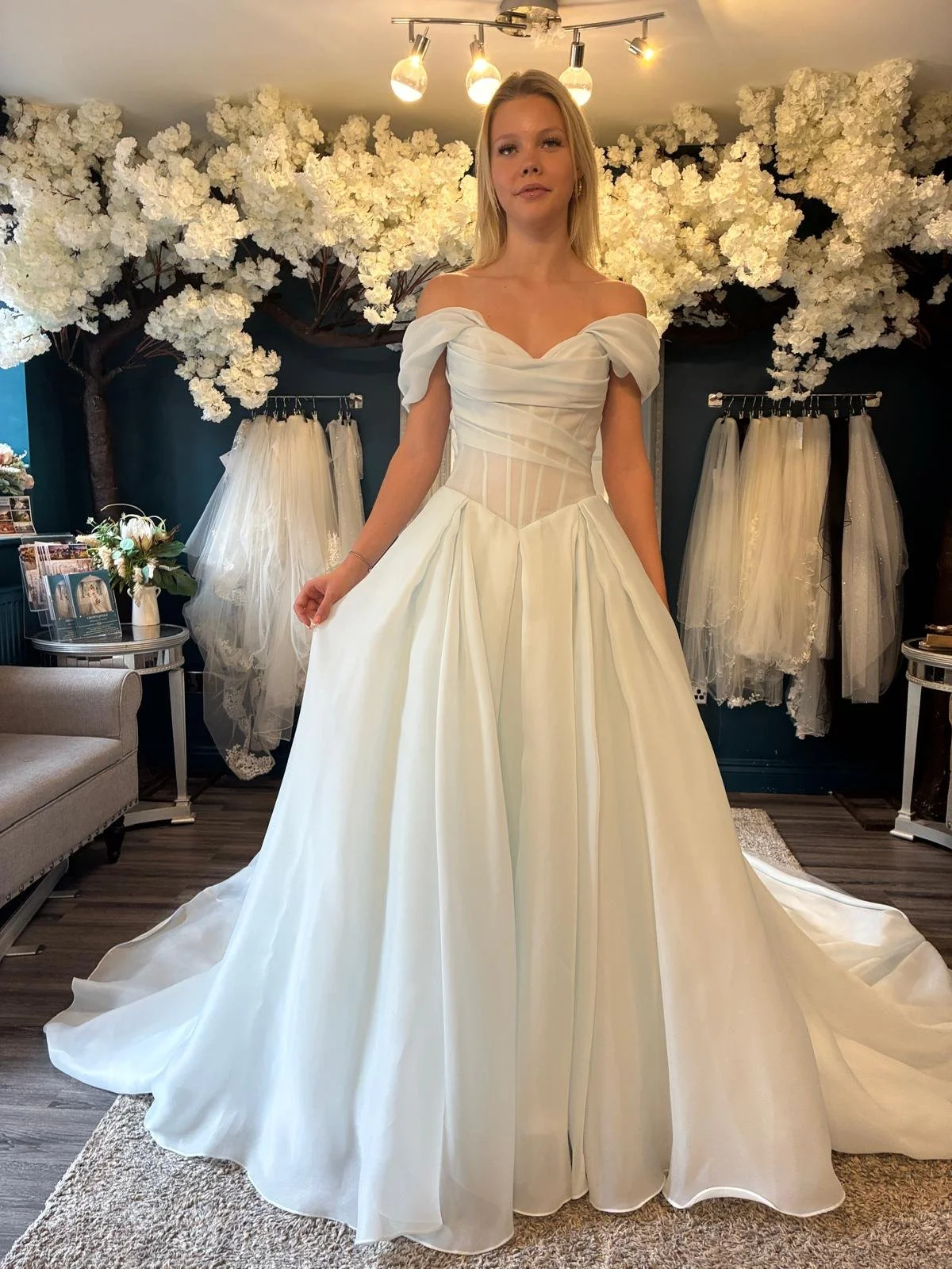 Ariane Size 6 £1899
Free Alterations & Accessories of £379