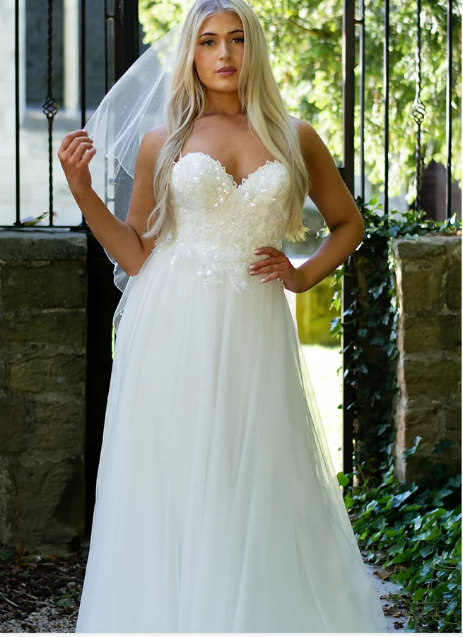 Elsa size 6 £399
Free Alterations & /Accessories of £80
