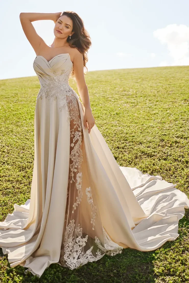 Finola size 6 £799
Free Alterations & /Accessories of £159