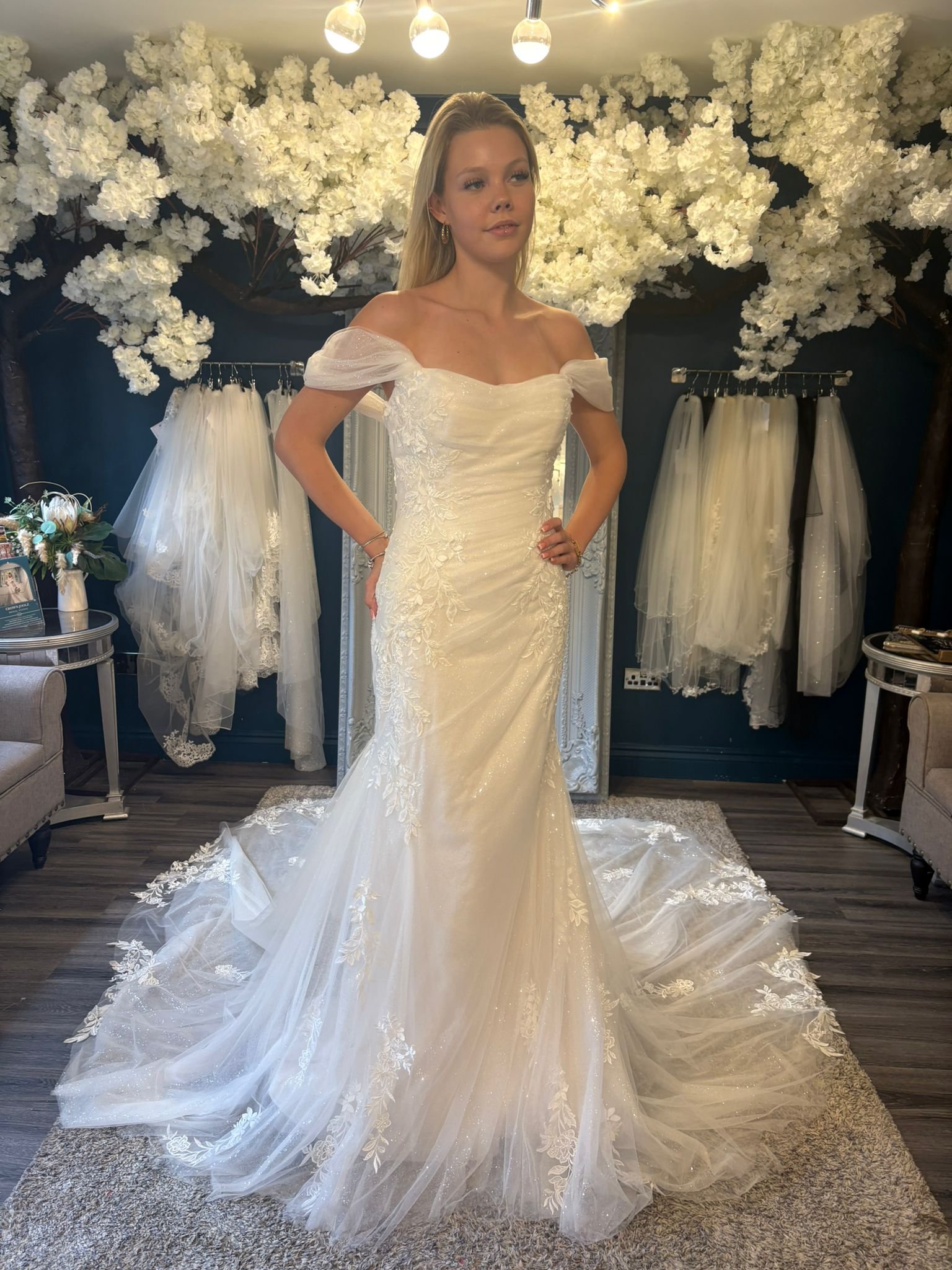 Ruth Size 12 £2199
Free Alterations & Accessories of £359
