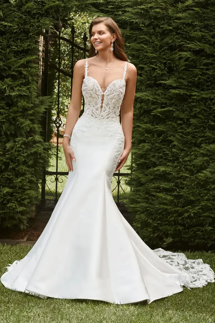Zuri size 6 £999
Free Alterations & /Accessories of £199