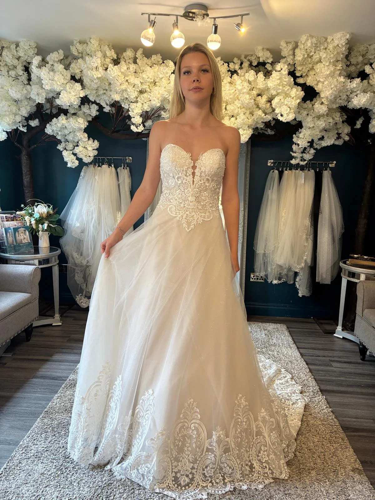 Fiona Size 12 £899
Free Alterations & Accessories of £199