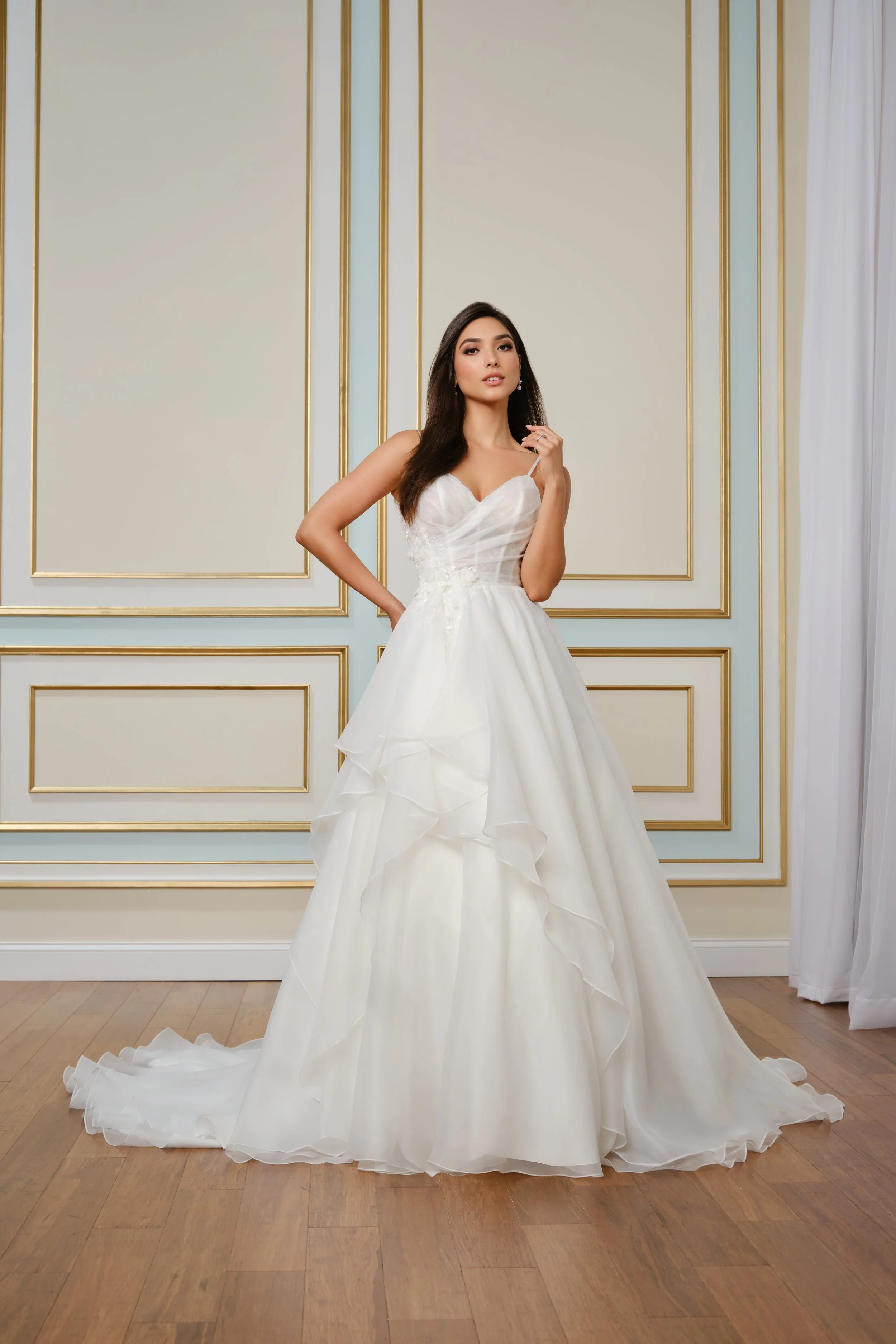 New York size 18 £1599
Free Alterations & /Accessories of £319