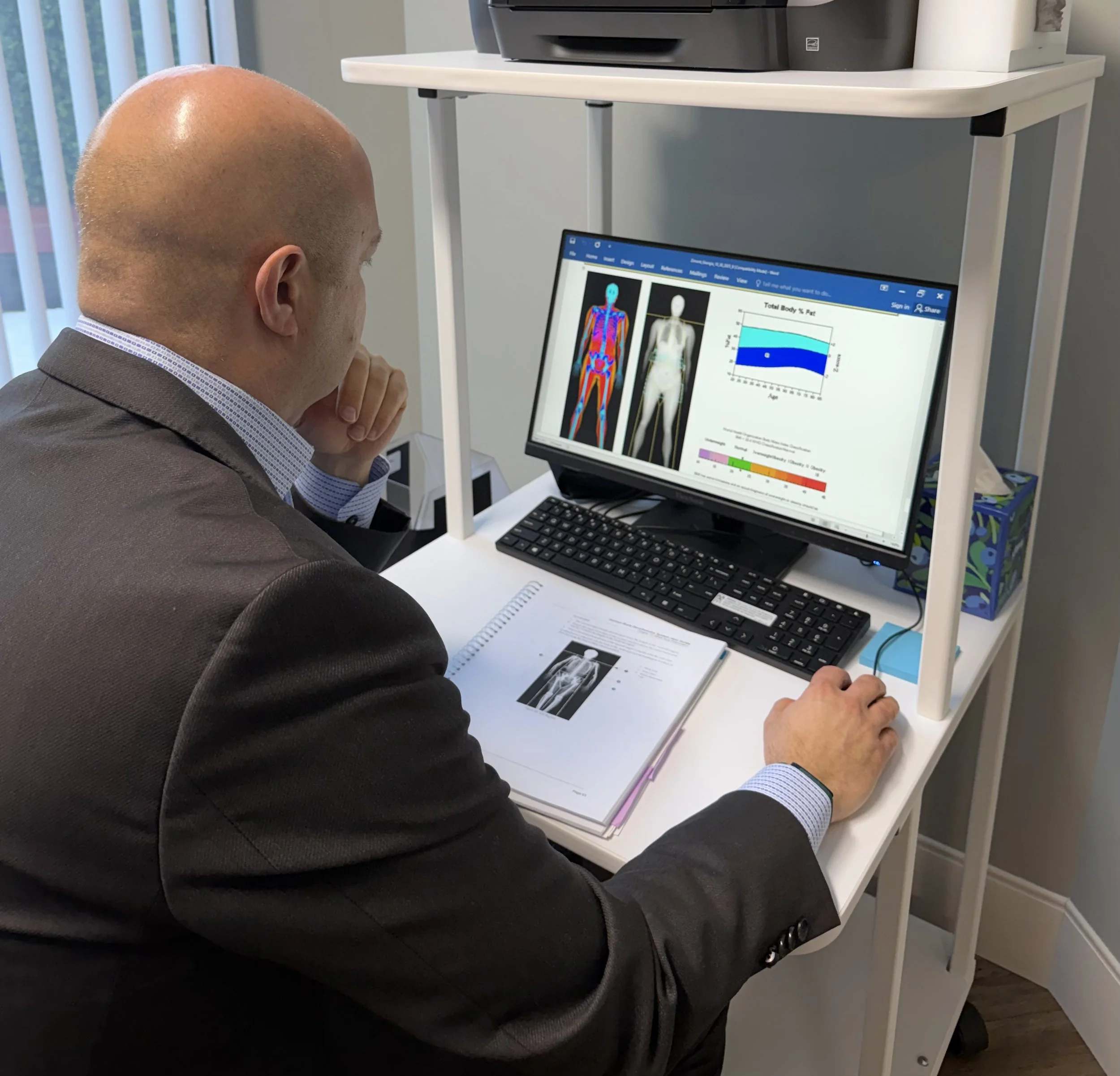 Dr. Faris Murad reviewing DEXA body composition results at Santé