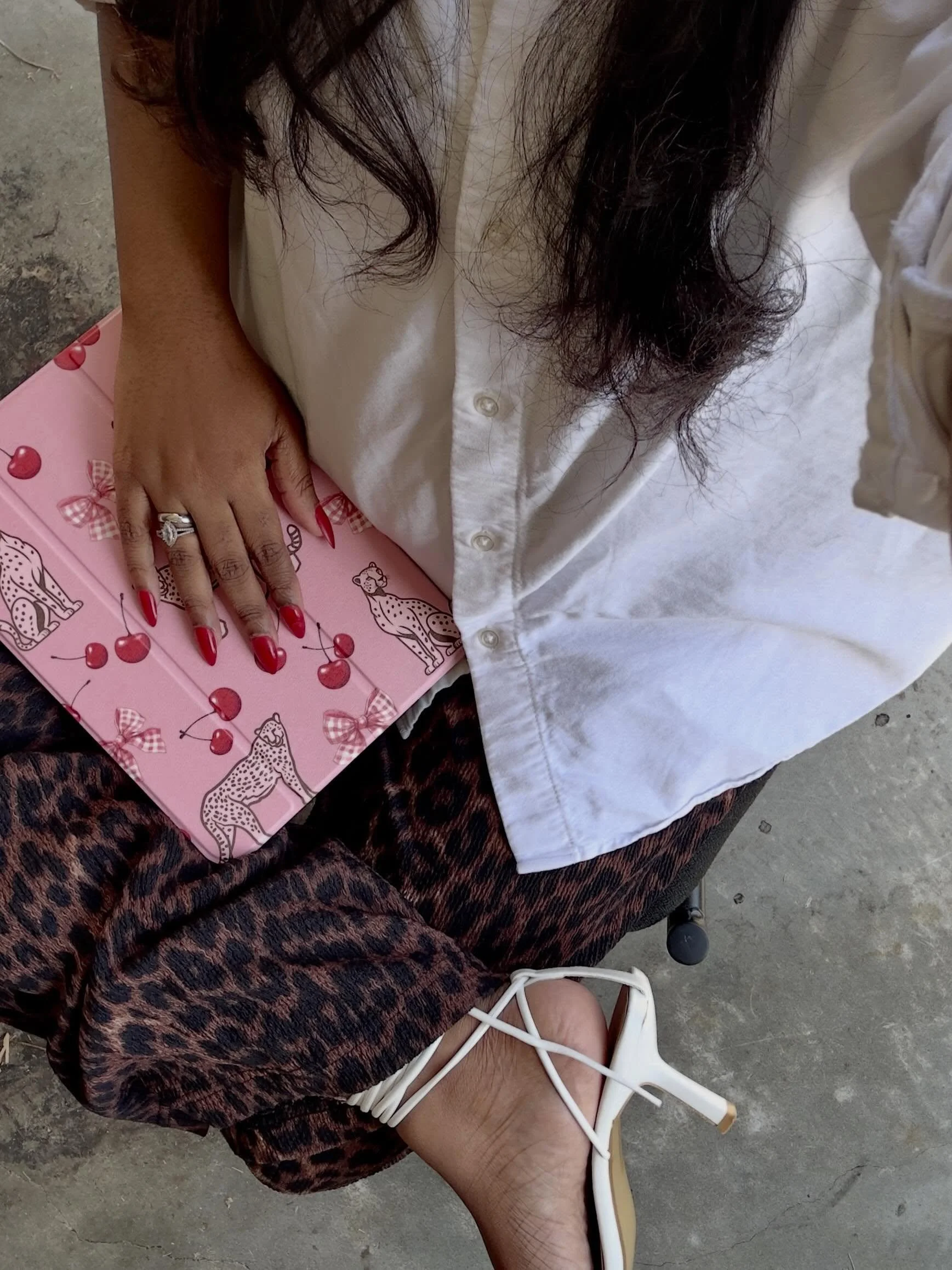 corporate girl summer 💻☀️

Glasses: @warbyparker &ldquo;Sonia&rdquo;
Pants: @hm 

#corporategirl #workootd #9to5style #summervibes #rednailtheory