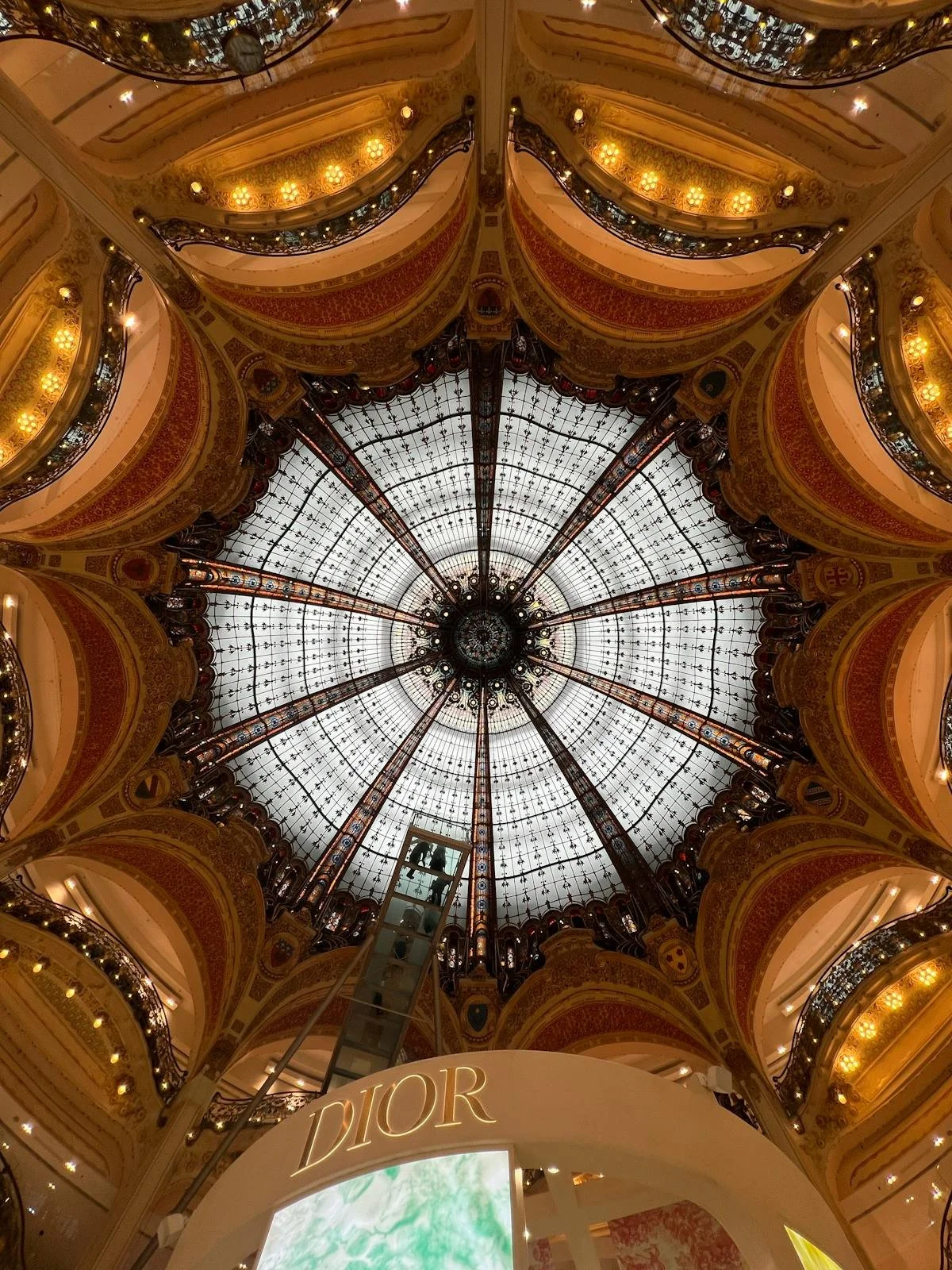 free-photo-of-superbe-dome-des-galeries-lafayette-paris.jpeg