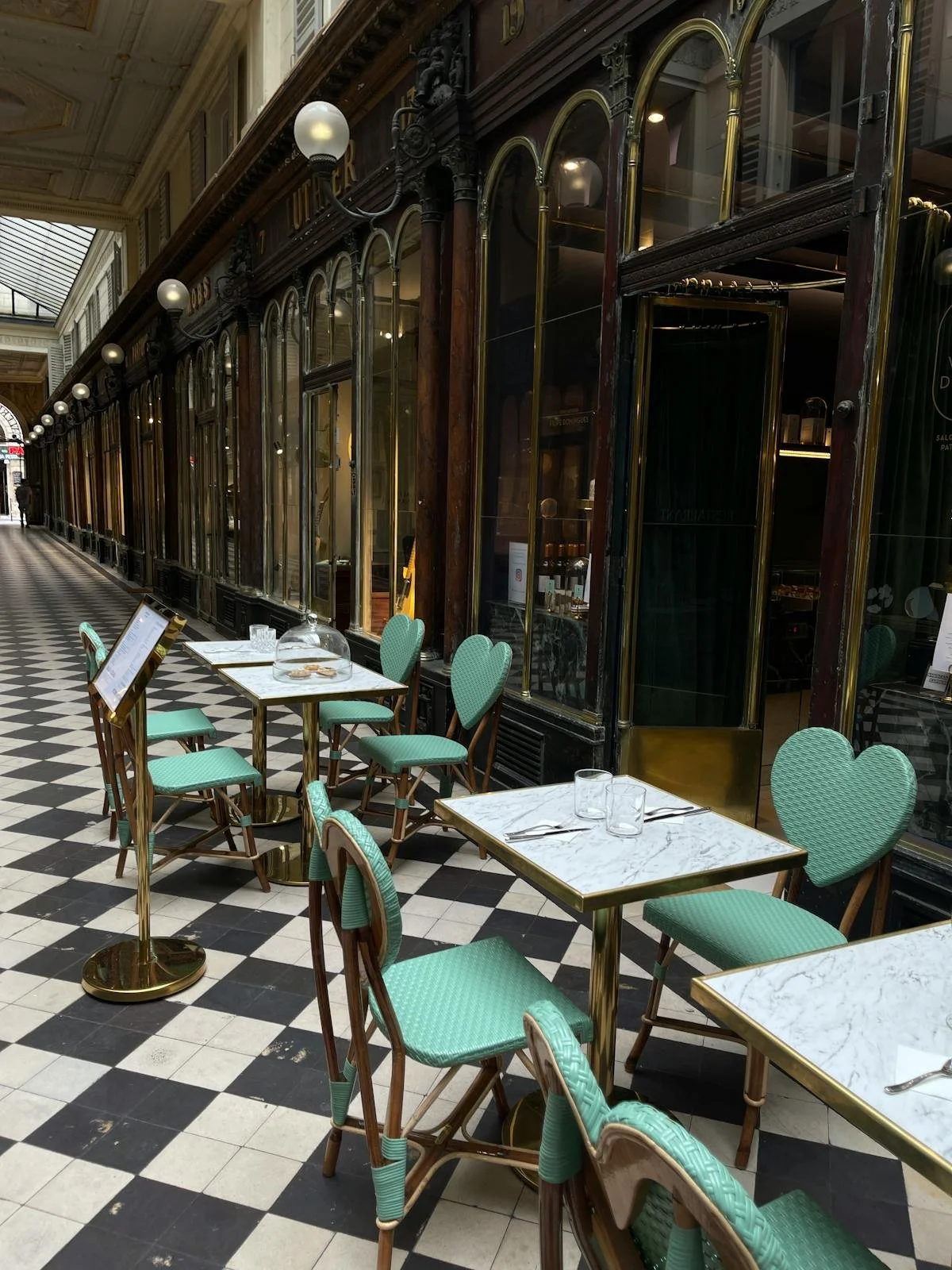 free-photo-of-cafe-tables-chaises-antiquite.jpeg