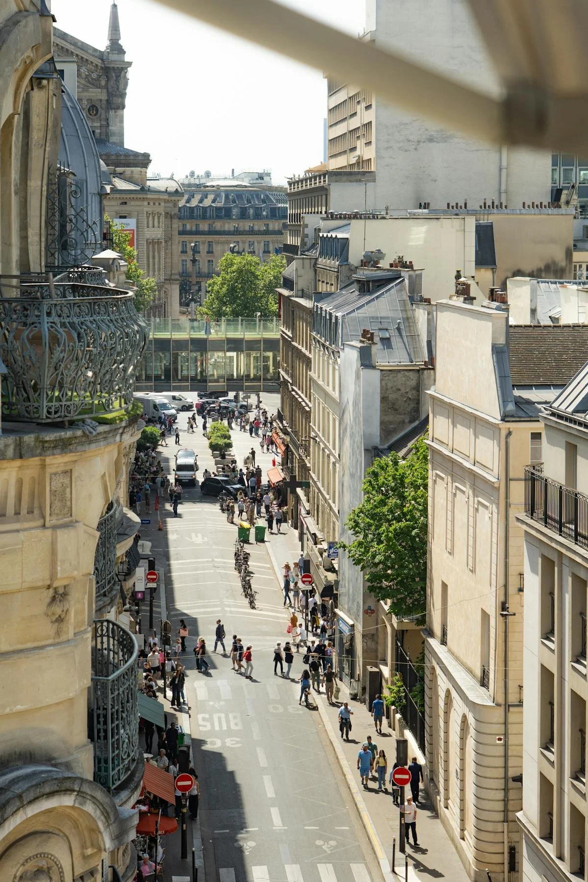 free-photo-of-vue-aerienne-d-une-rue-parisienne-animee-en-ete.jpeg